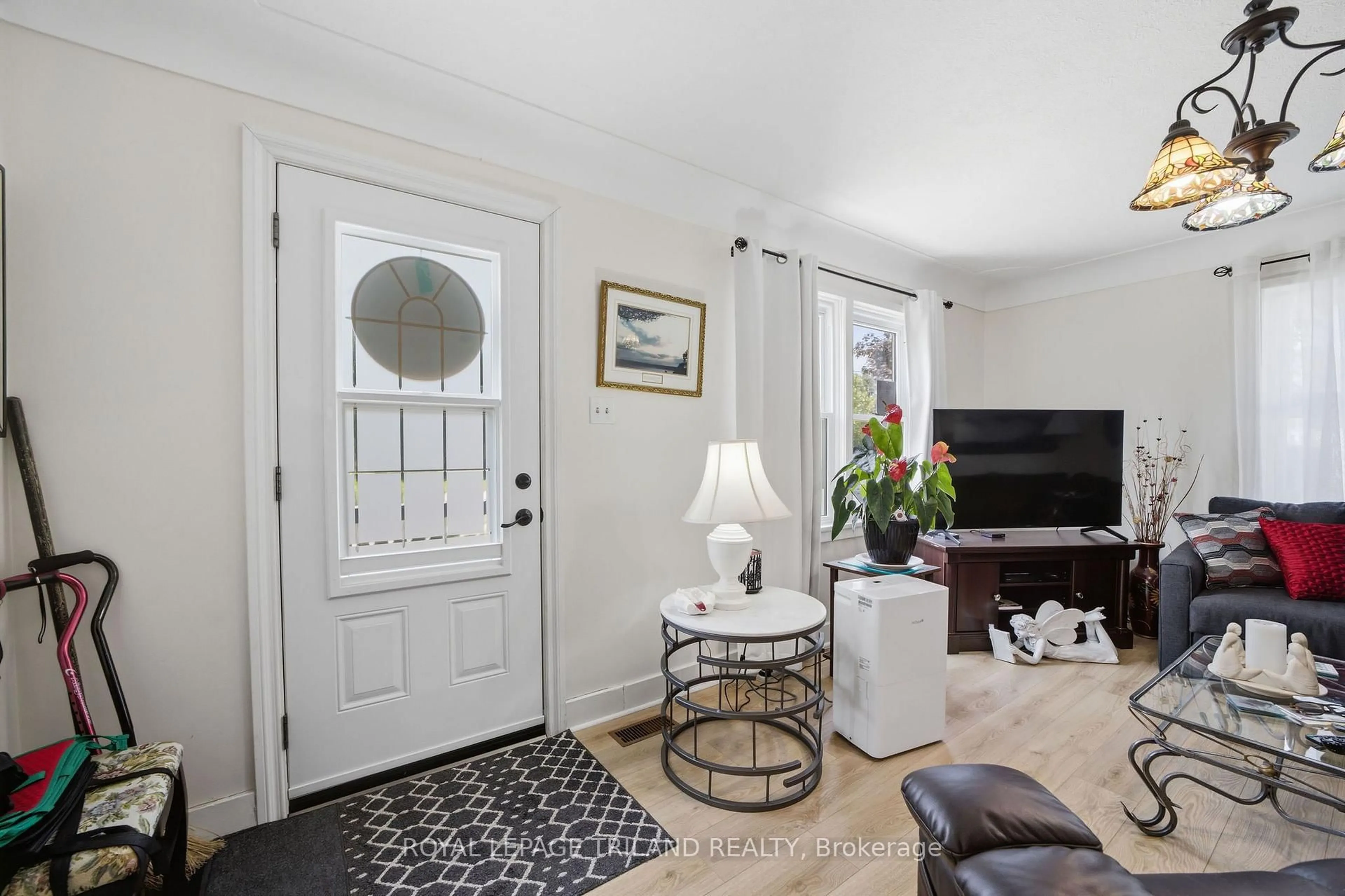 Indoor entryway for 165 Victoria St, Southwest Middlesex Ontario N0L 1M0