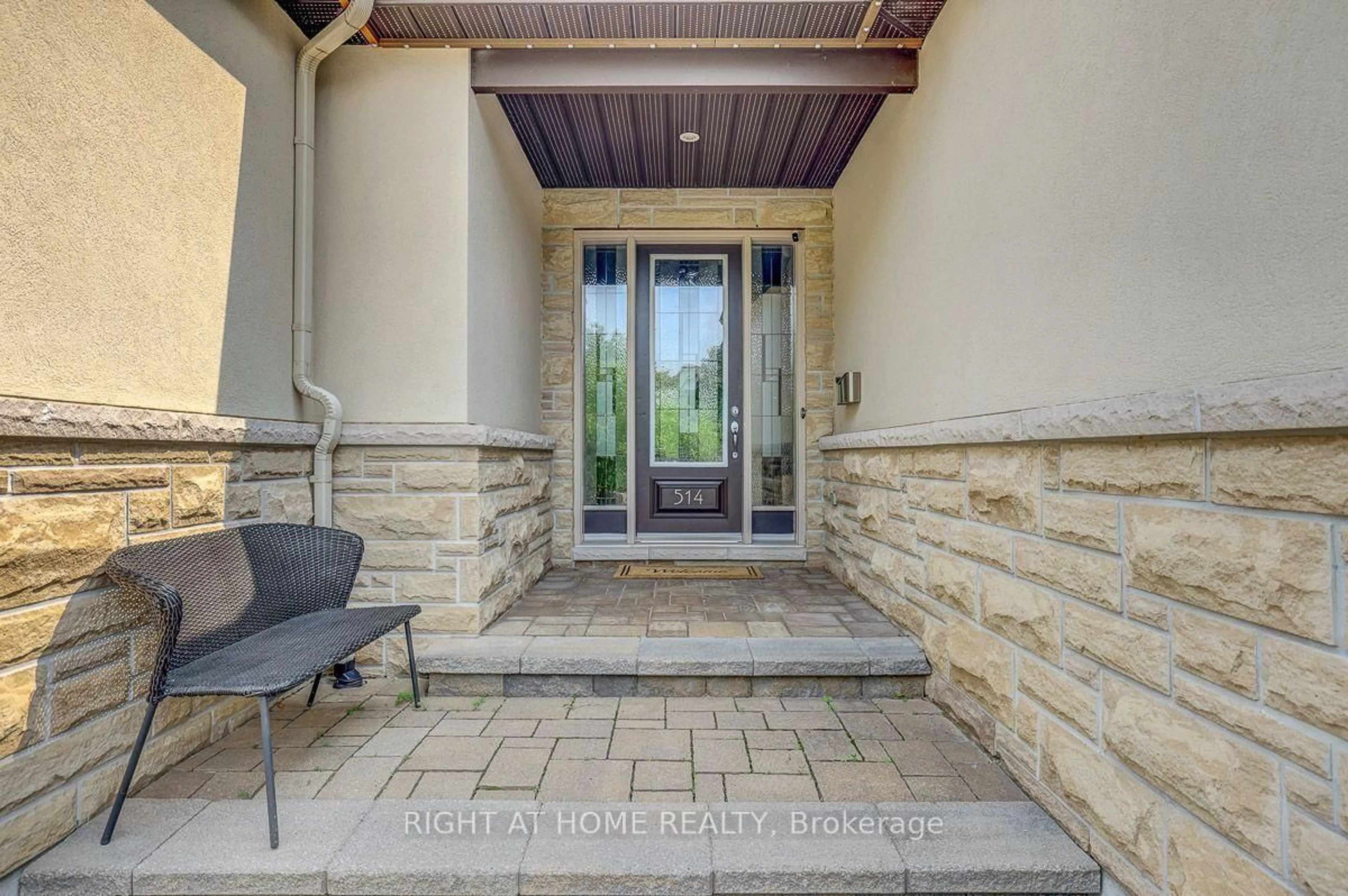 Indoor entryway for 514 Landswood Way, Ottawa Ontario K2S 0A5