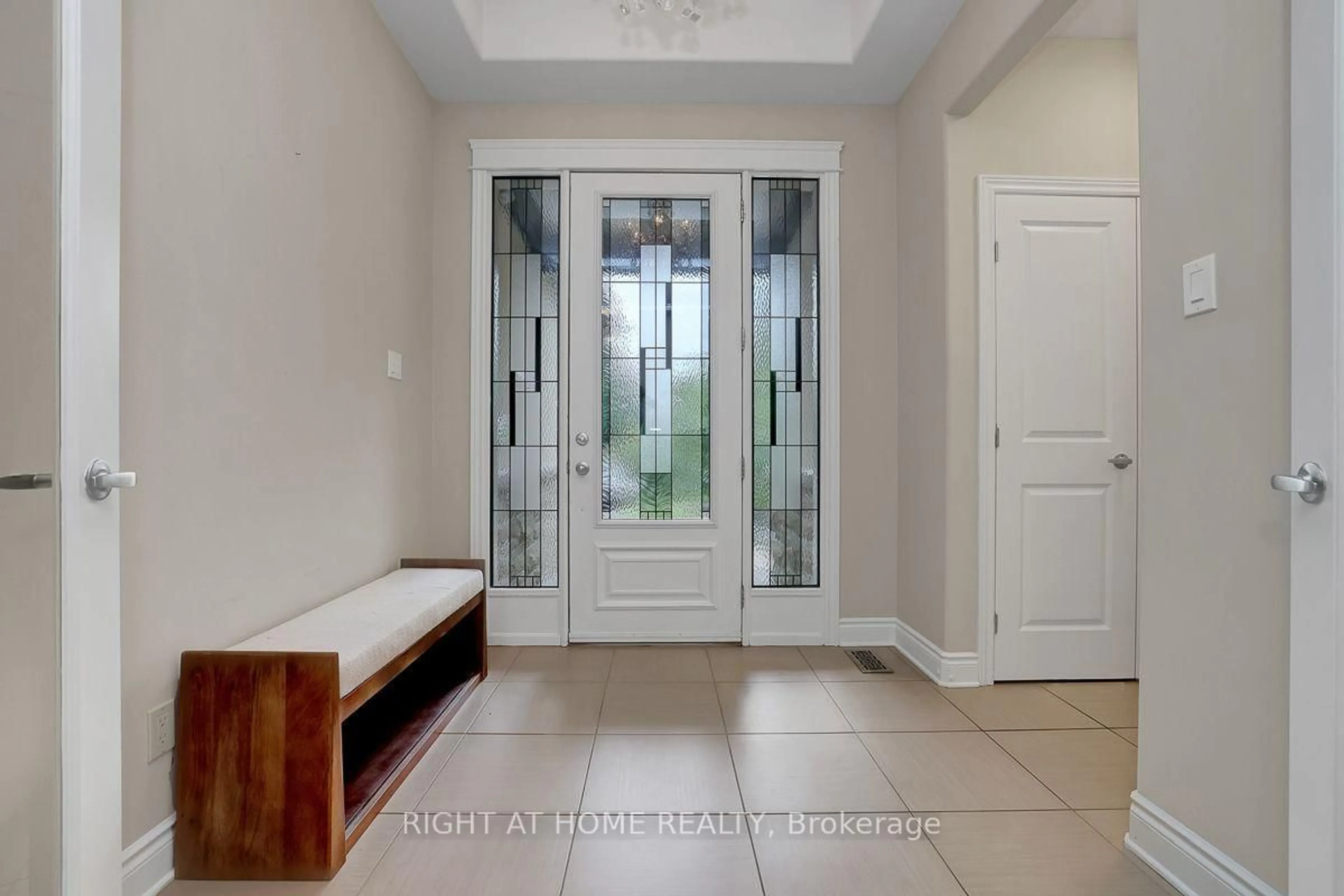 Indoor entryway for 514 Landswood Way, Ottawa Ontario K2S 0A5