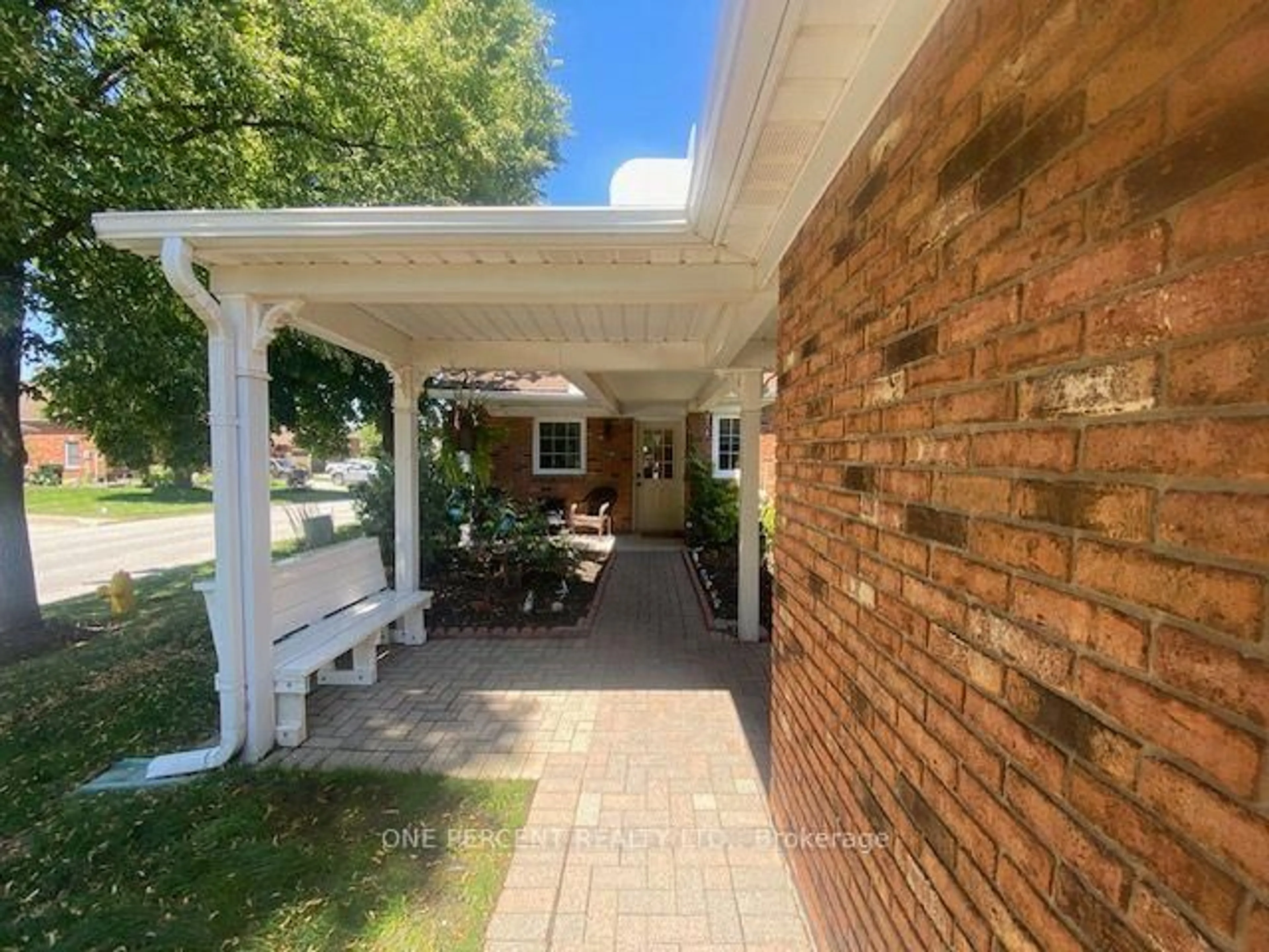 A pic from outside/outdoor area/front of a property/back of a property/a pic from drone, street for 4101 Diana Park, Lincoln Ontario L0R 2C0