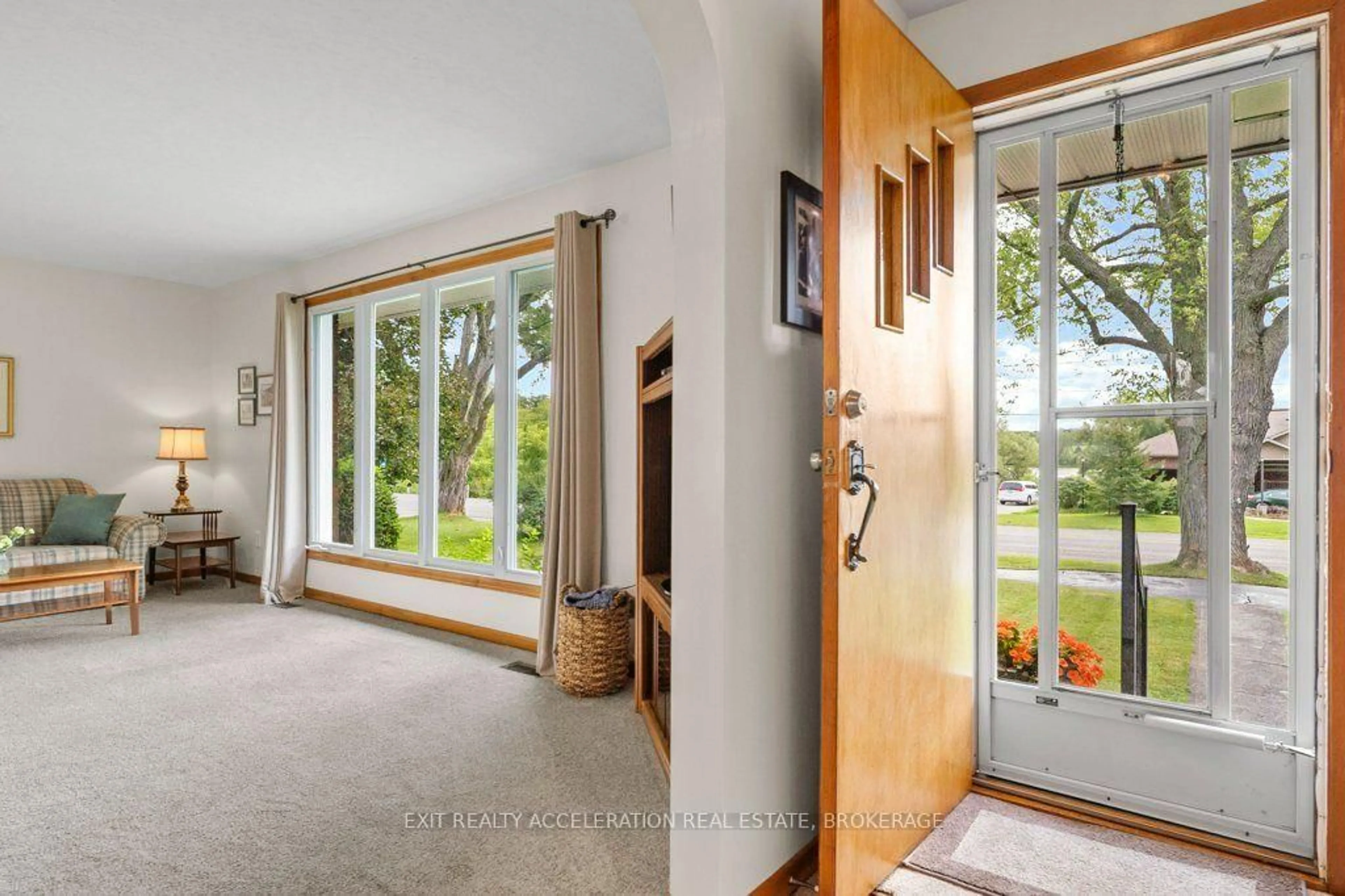 Indoor foyer for 409 Dundas St, Greater Napanee Ontario K7R 2B8