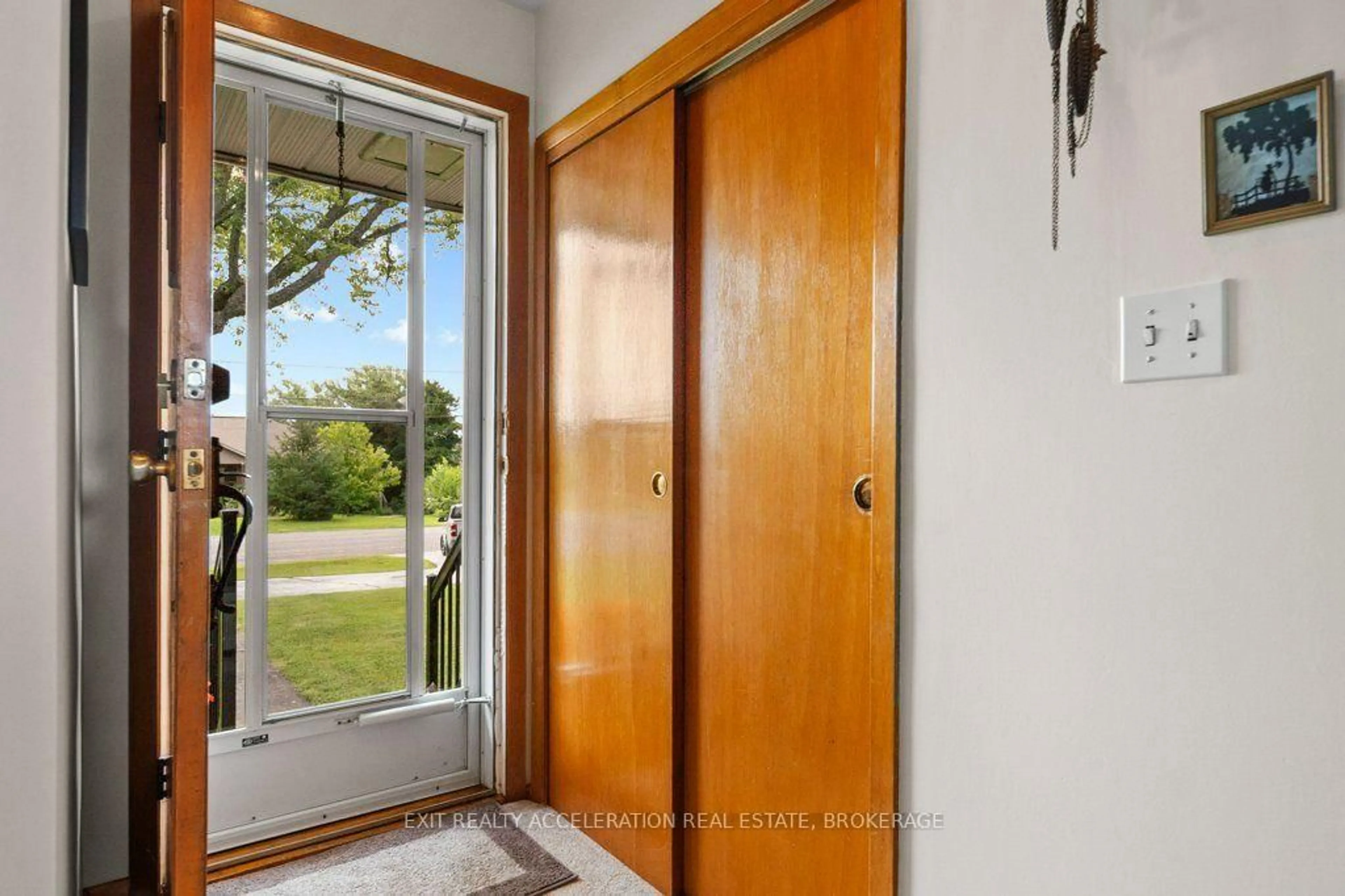 Indoor entryway for 409 Dundas St, Greater Napanee Ontario K7R 2B8