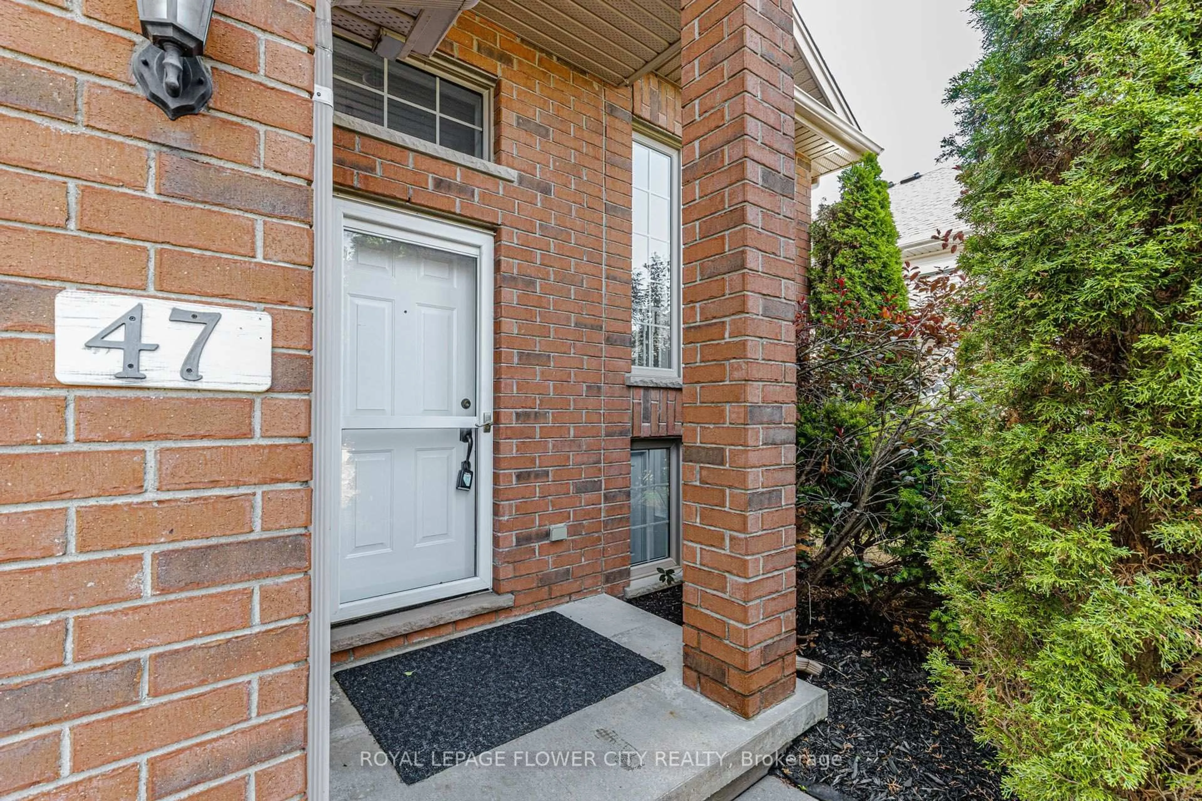 Indoor entryway for 47 Queensway Dr, Strathroy-Caradoc Ontario N7G 4M2