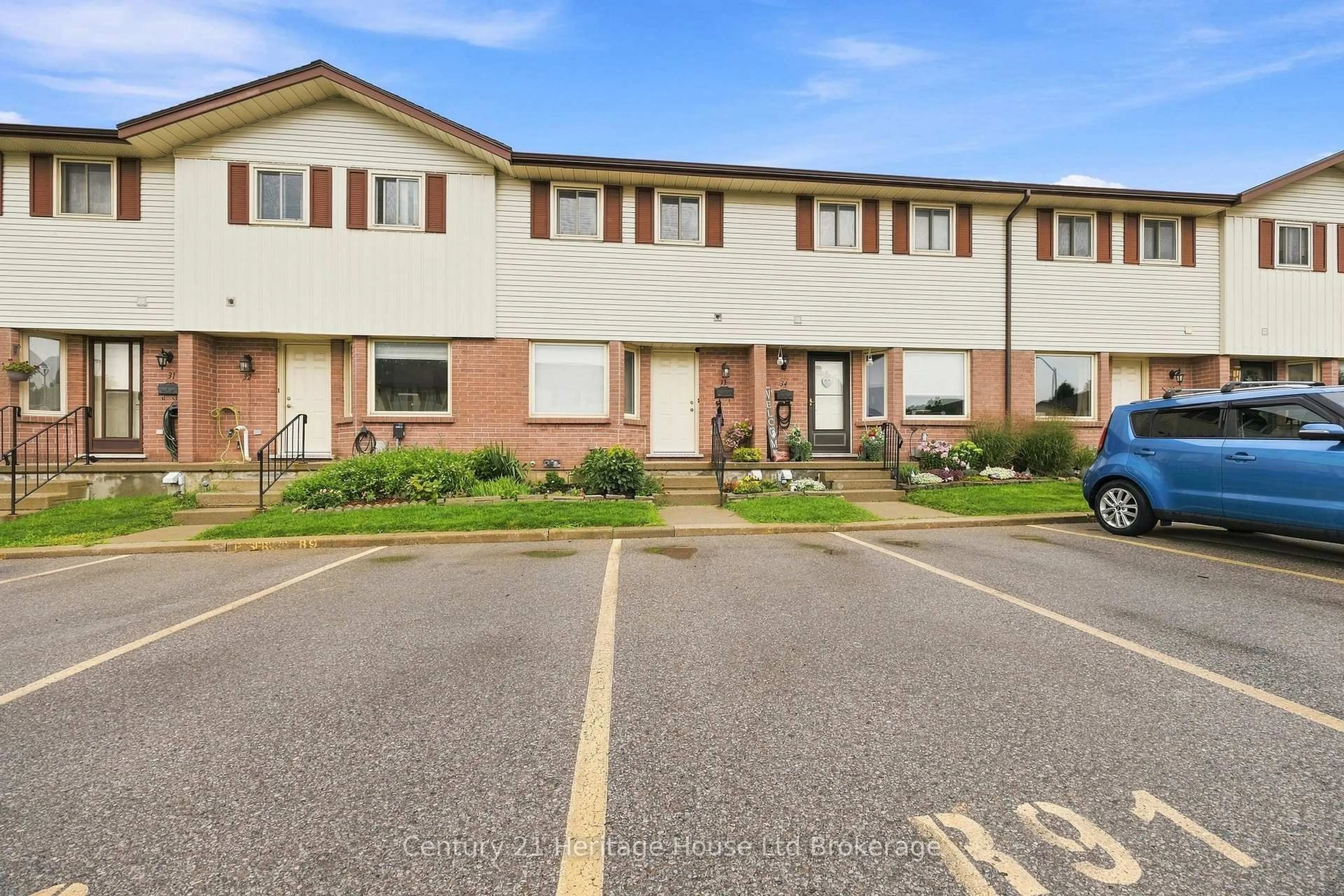 A pic from outside/outdoor area/front of a property/back of a property/a pic from drone, unknown for 1115 Nellis St #33, Woodstock Ontario N4T 1P6