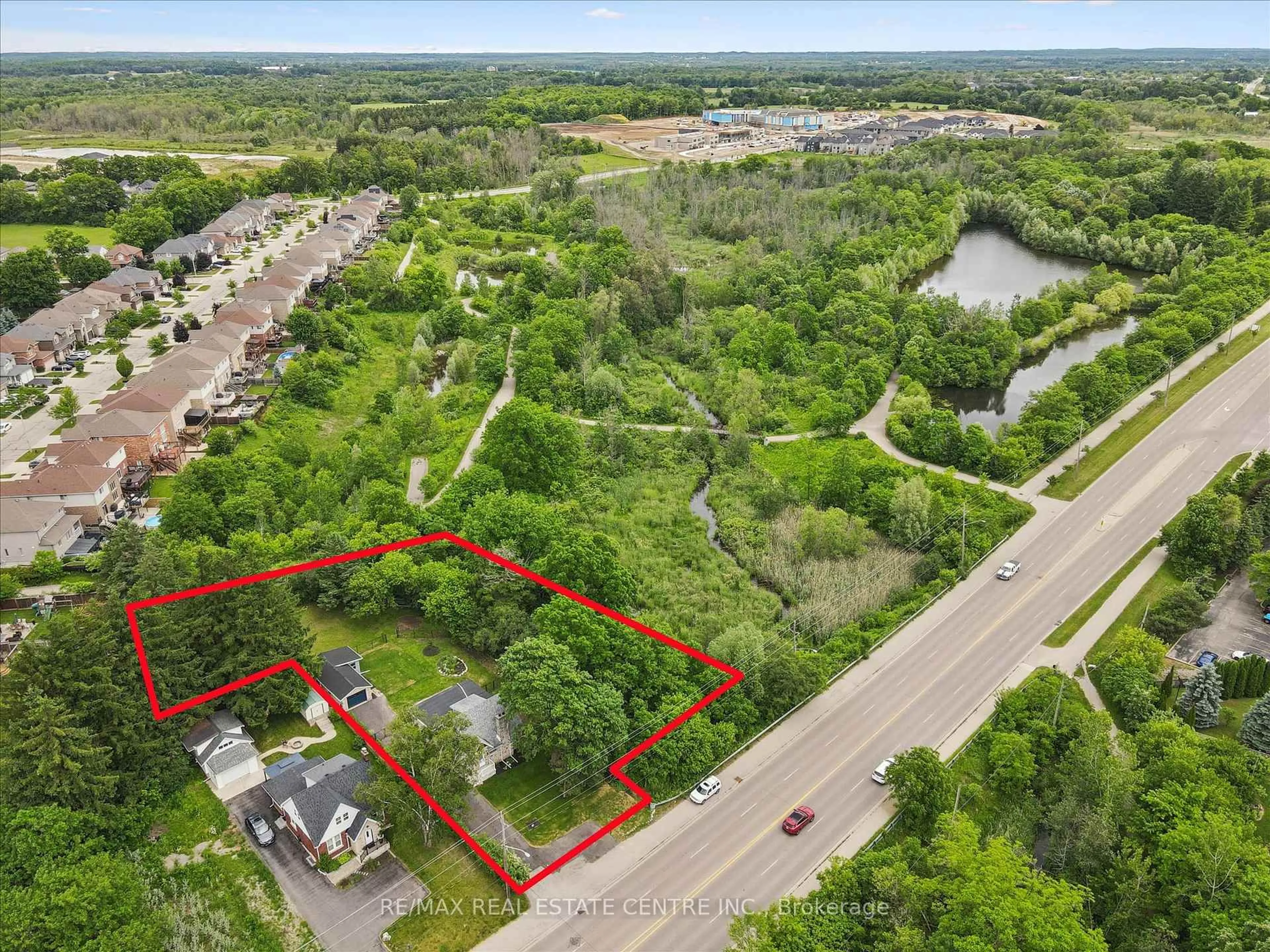 A pic from outside/outdoor area/front of a property/back of a property/a pic from drone, street for 651 Dundas St, Cambridge Ontario N1R 5S2