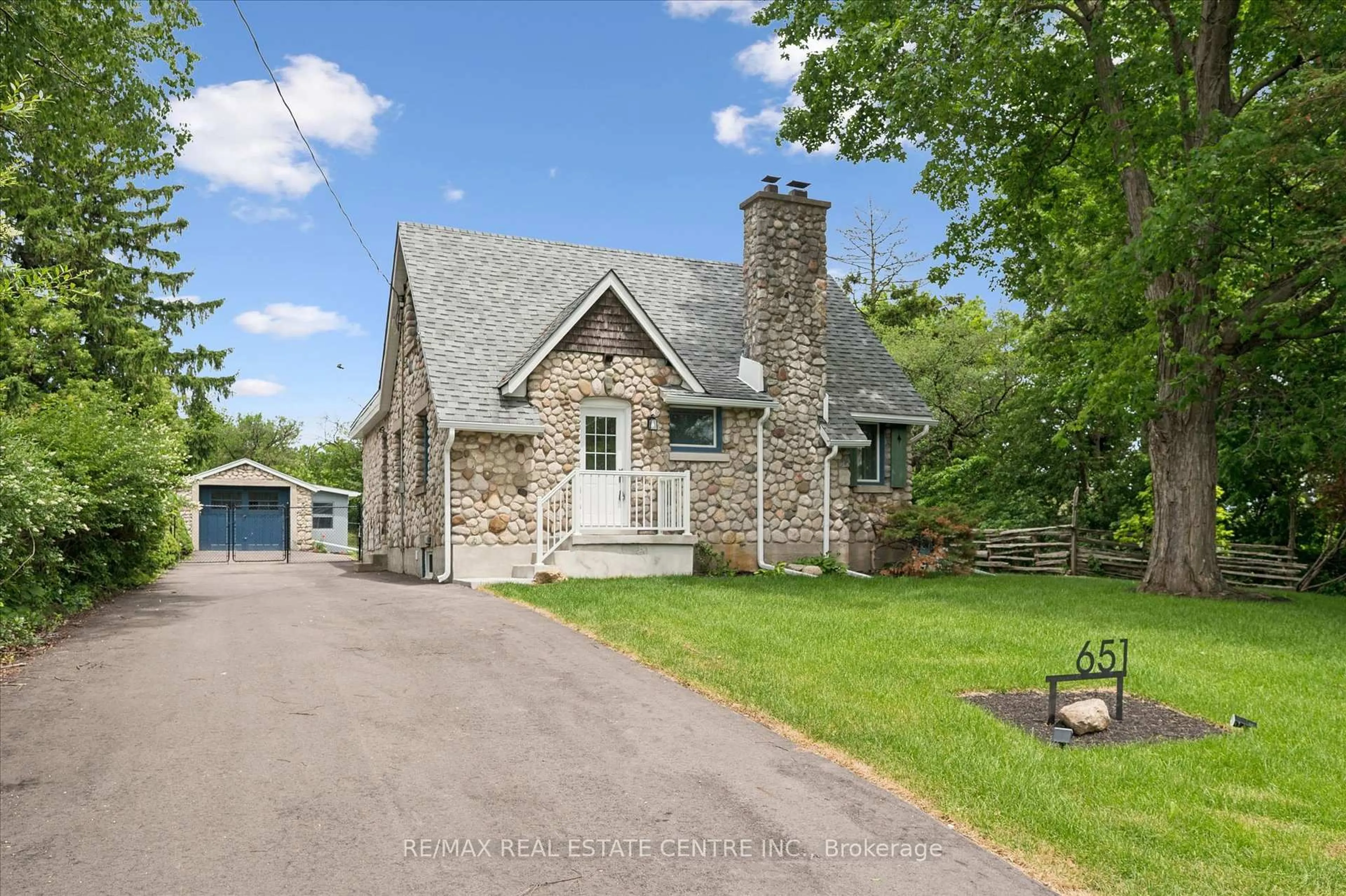 Unknown for 651 Dundas St, Cambridge Ontario N1R 5S2