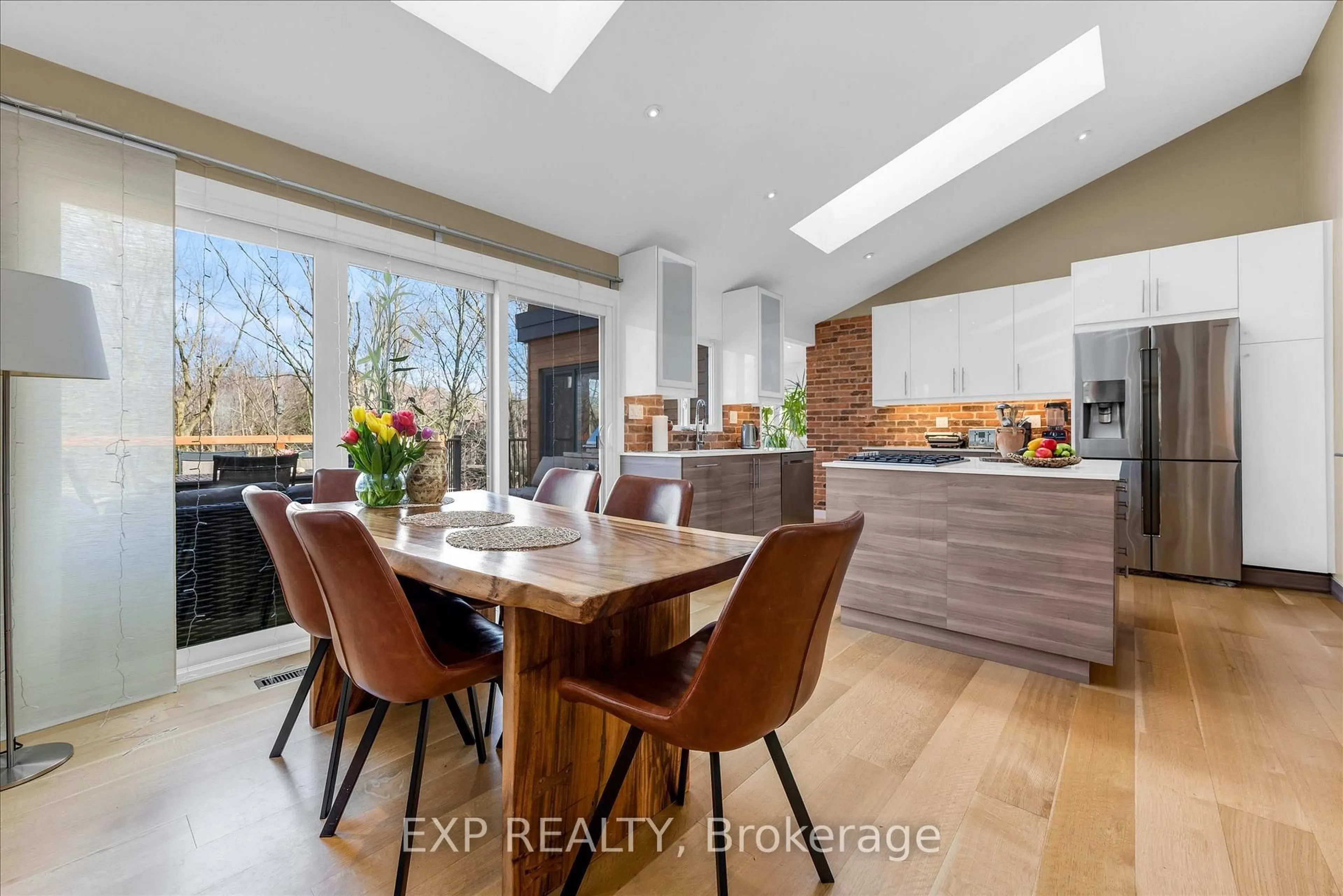 Open concept kitchen, wood/laminate floor for 39 Hilts Dr, Hamilton Ontario L8G 3H5