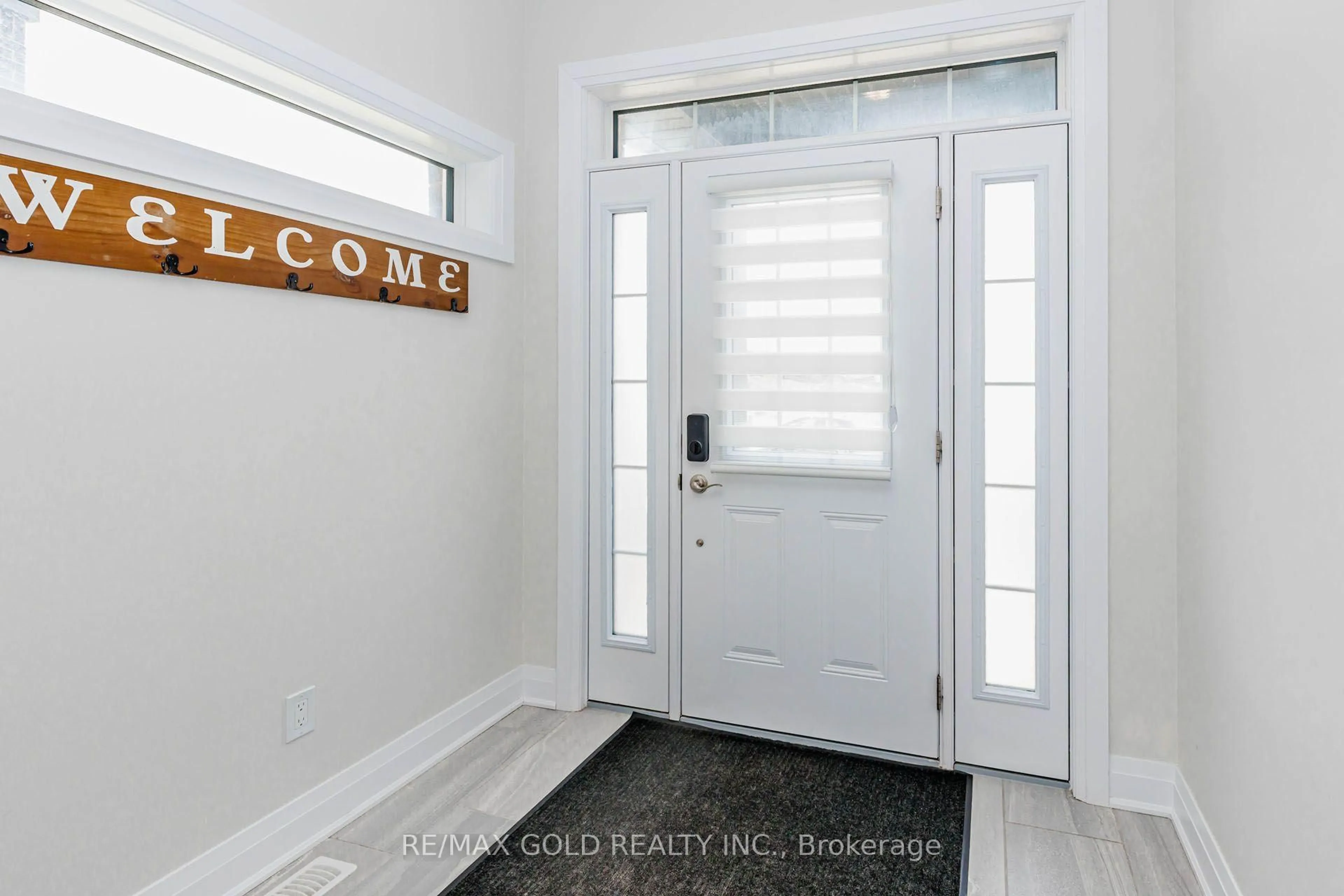 Indoor entryway for 617 Benninger Dr, Kitchener Ontario N2E 0H8