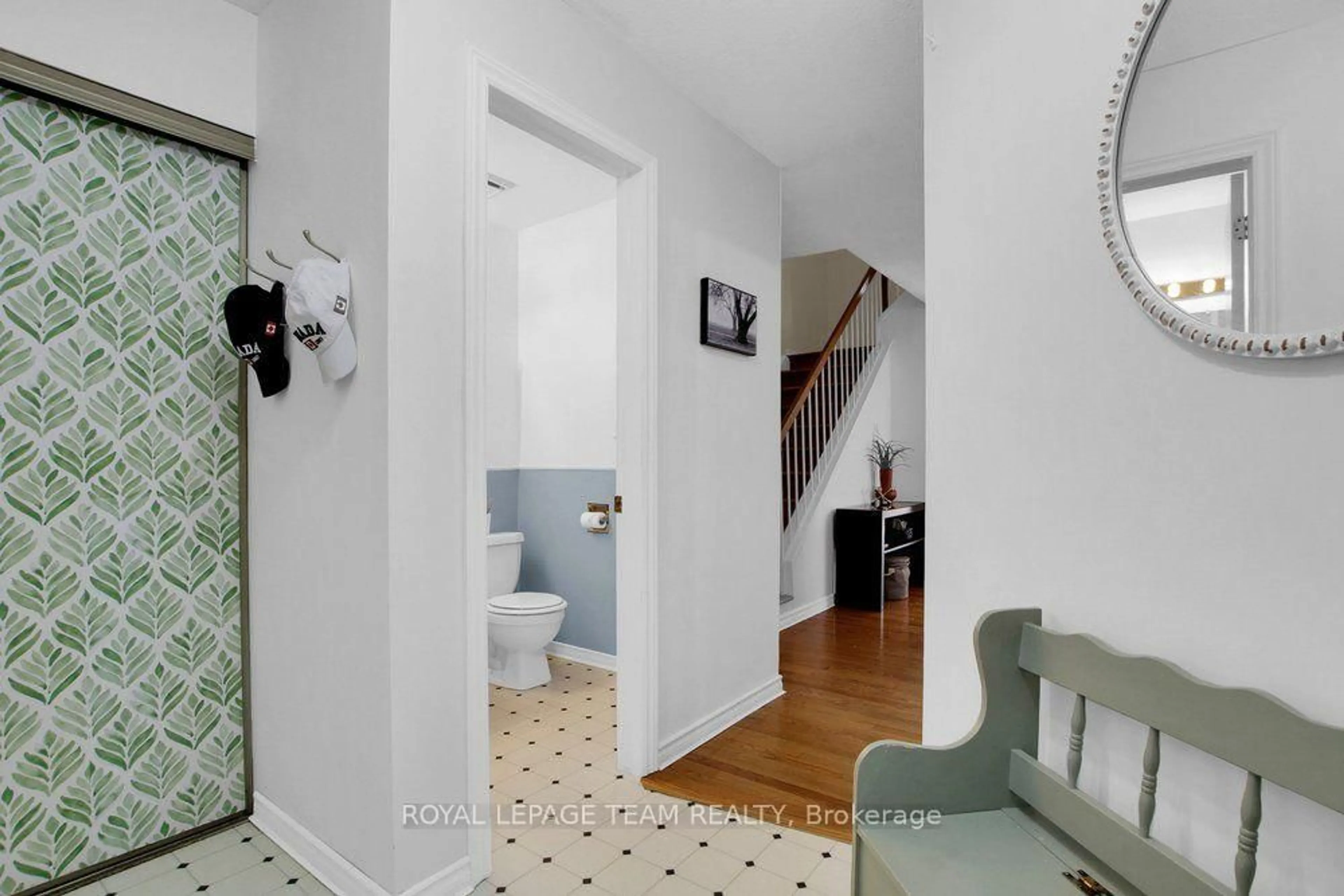 Indoor entryway for 50 Burlington Cres, Ottawa Ontario K1T 3K7