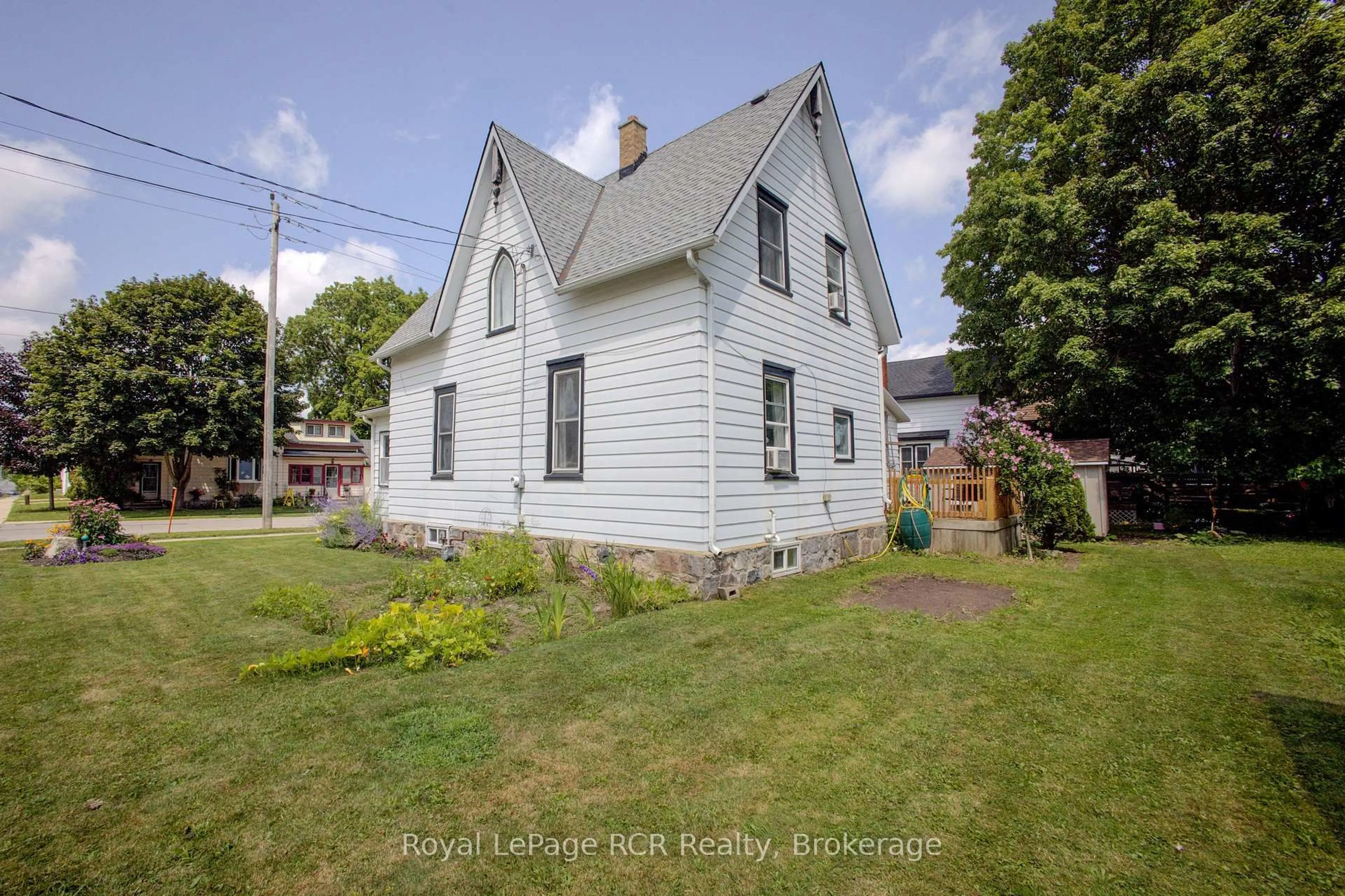 A pic from outside/outdoor area/front of a property/back of a property/a pic from drone, building for 210 Davidson Ave, North Perth Ontario N4W 3A4