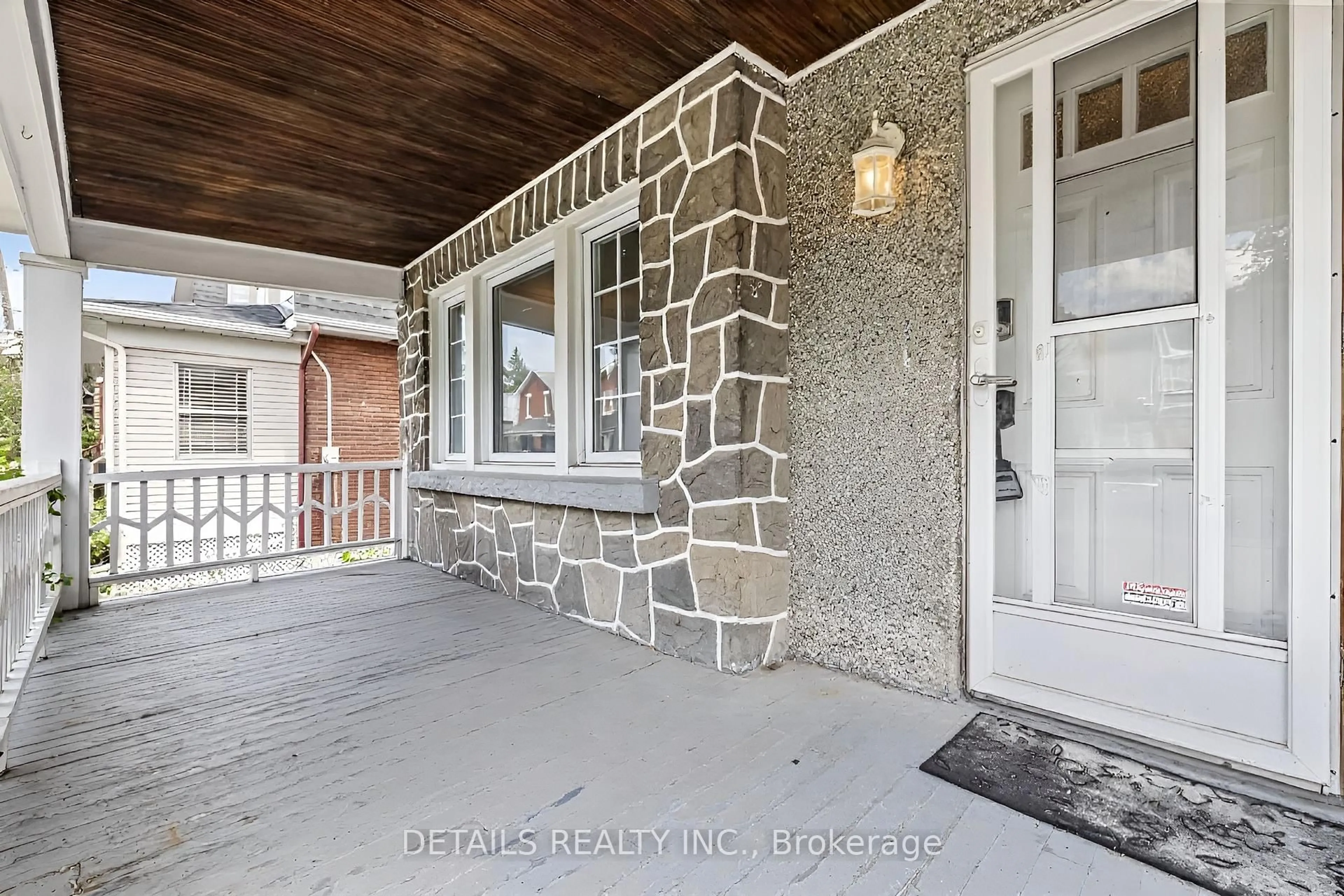Indoor entryway for 18 Oxford St, Ottawa Ontario K1Y 2R7