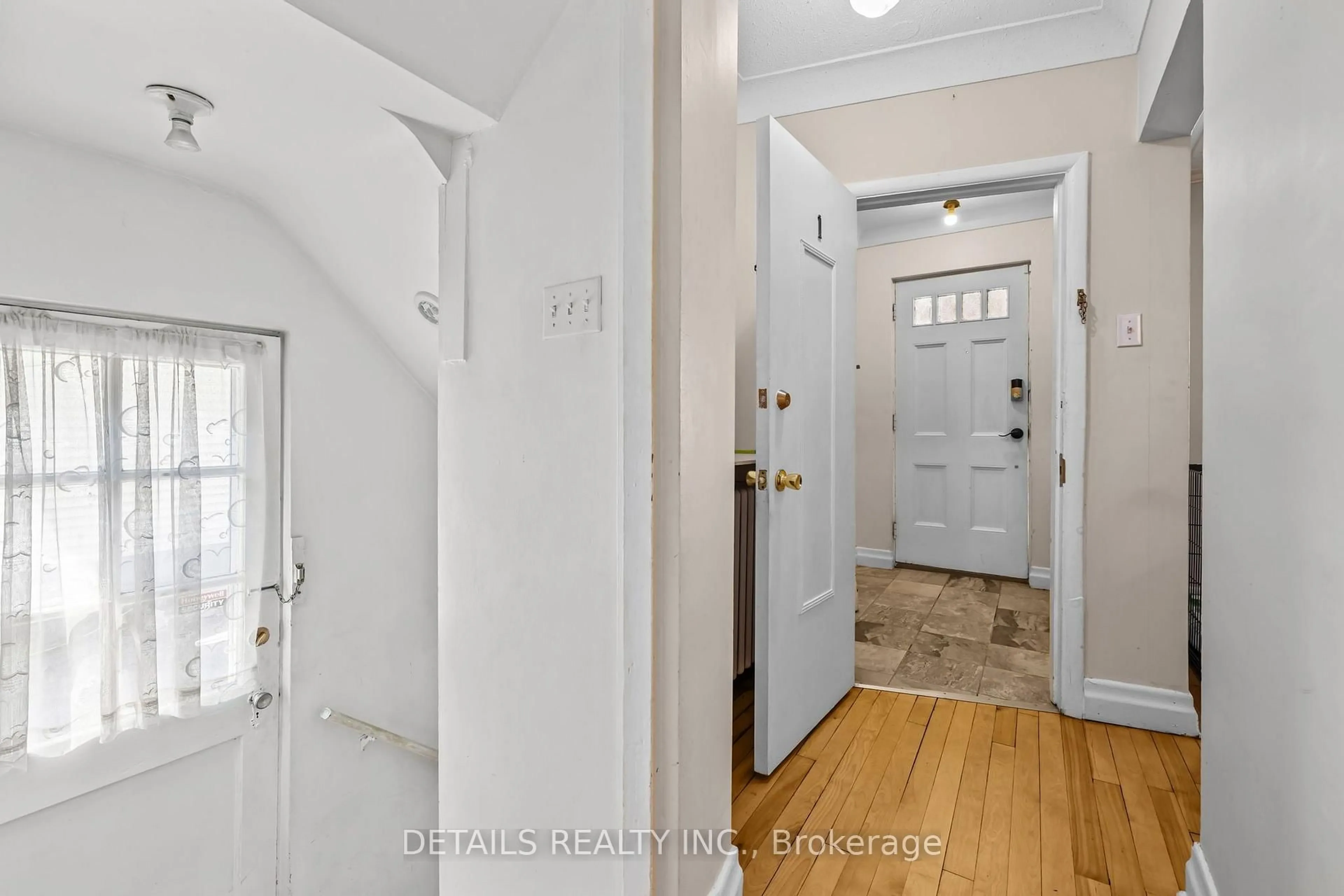 Indoor entryway for 18 Oxford St, Ottawa Ontario K1Y 2R7