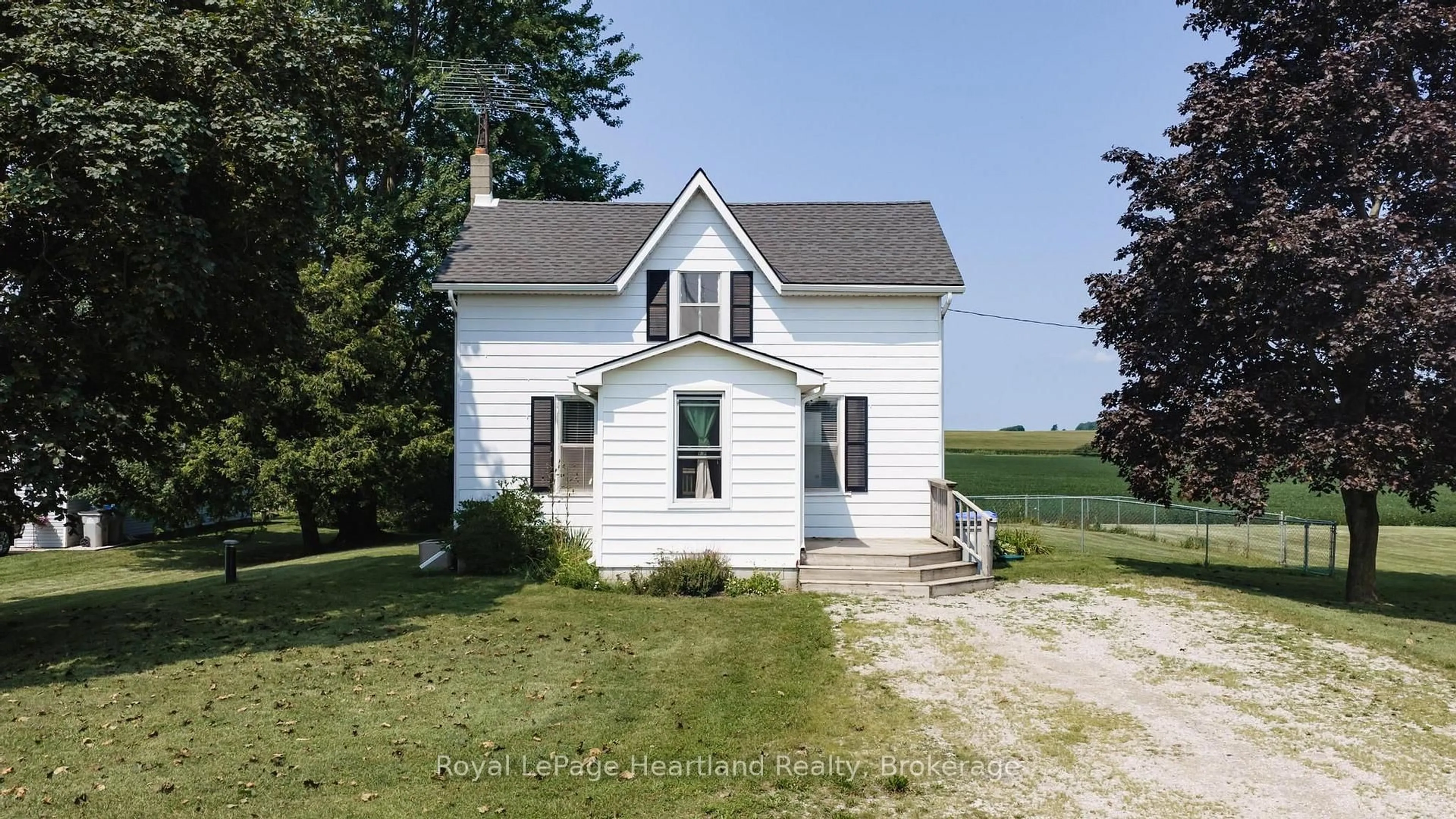Home with vinyl exterior material, building for 82155 London Rd, Central Huron Ontario N0M 2H0