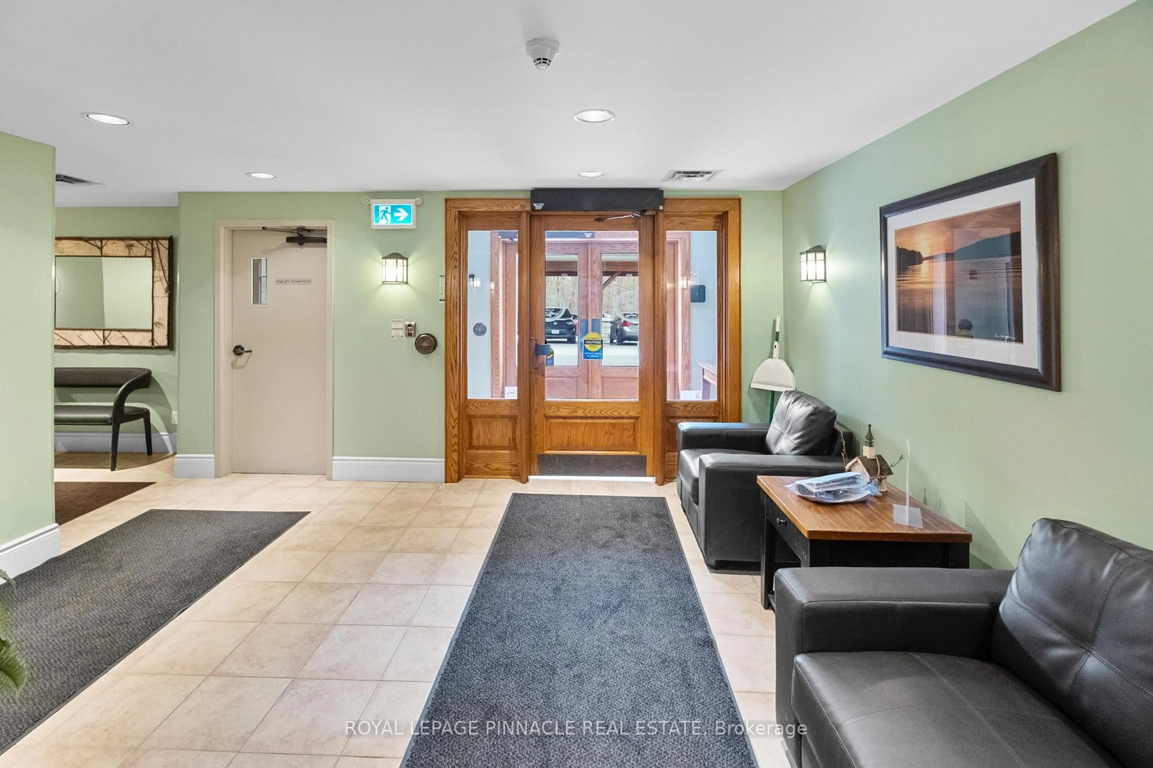 Indoor foyer for 391 James St #404, Gravenhurst Ontario P1P 0A5