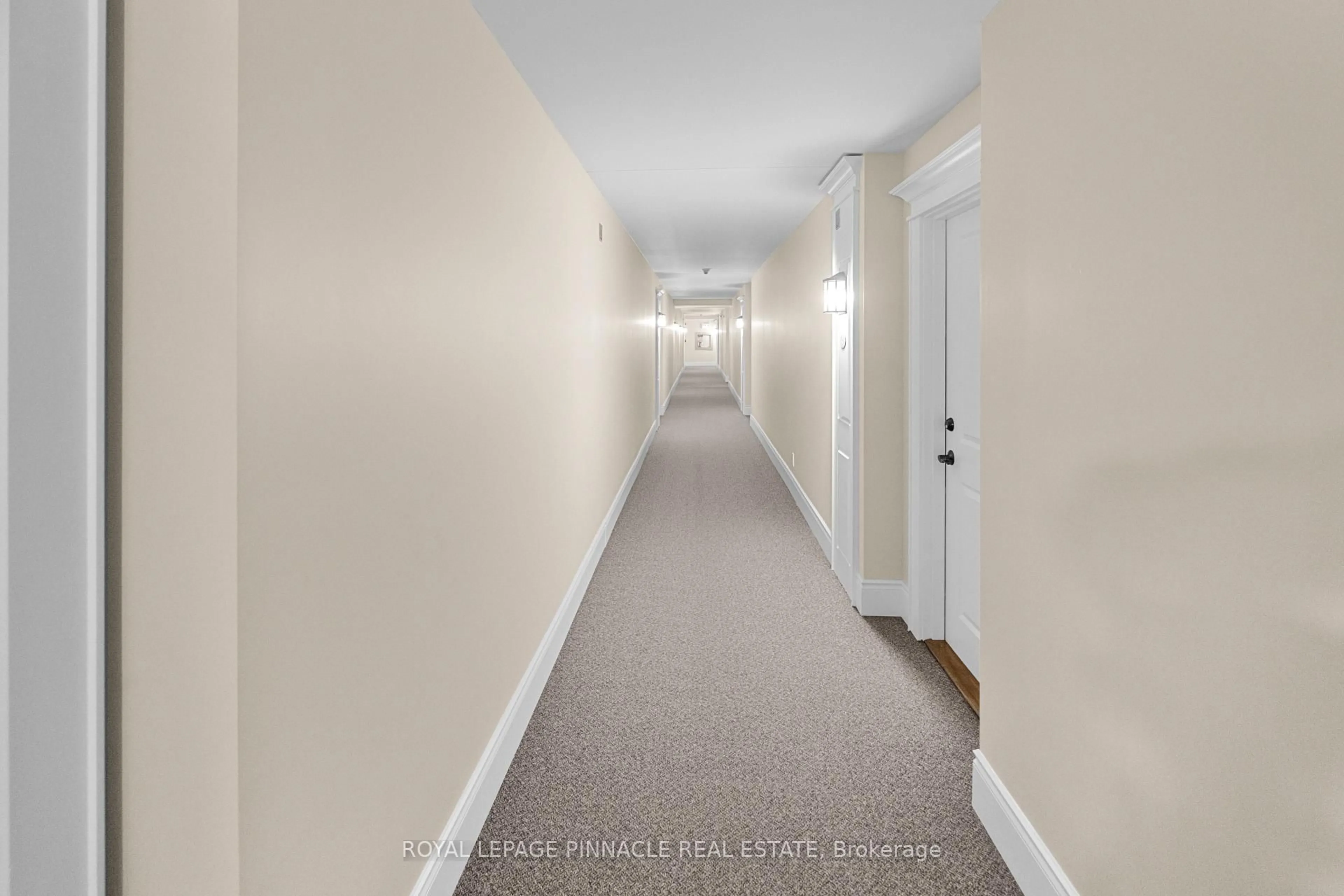 Indoor foyer for 391 James St #404, Gravenhurst Ontario P1P 0A5