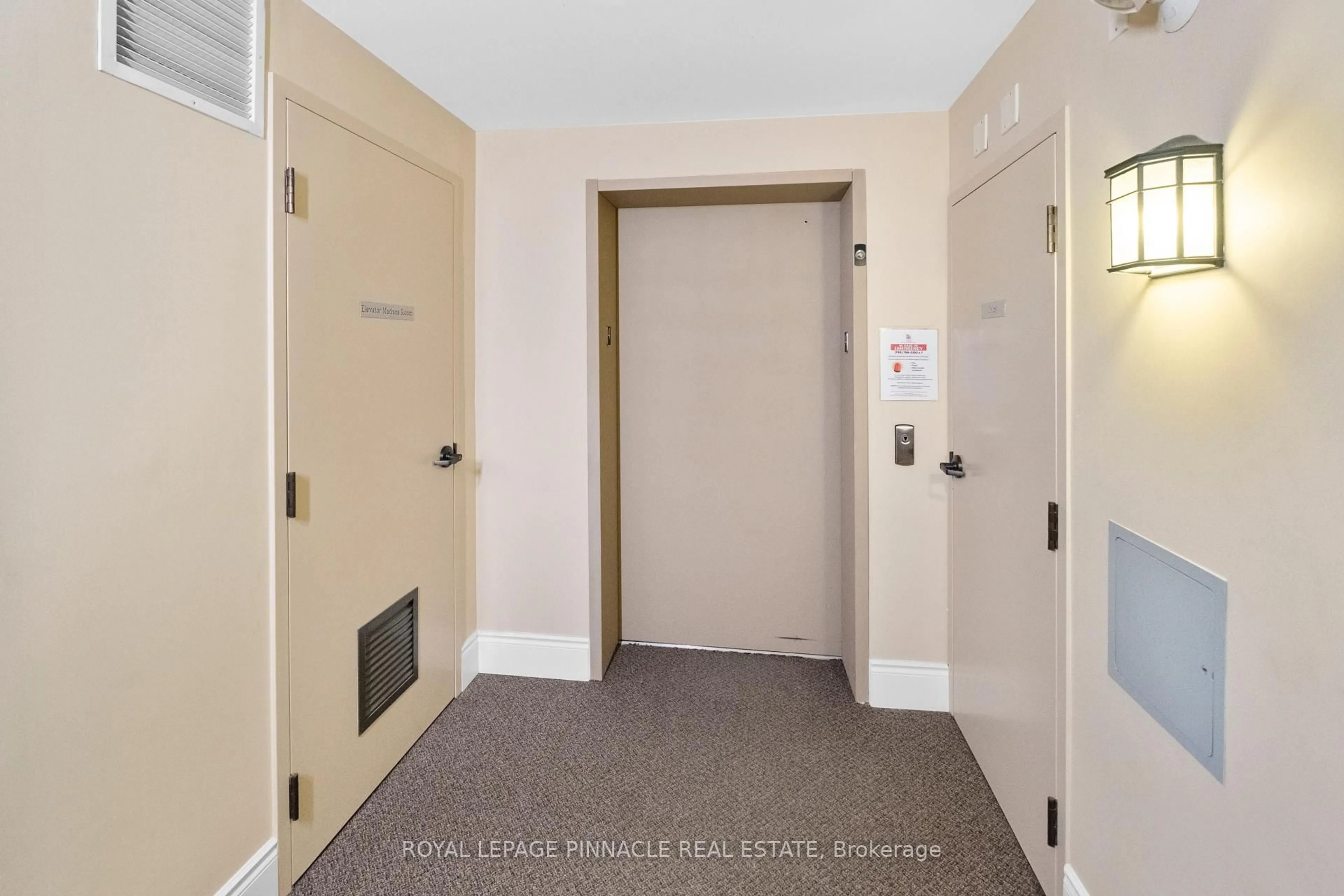 Indoor entryway for 391 James St #404, Gravenhurst Ontario P1P 0A5