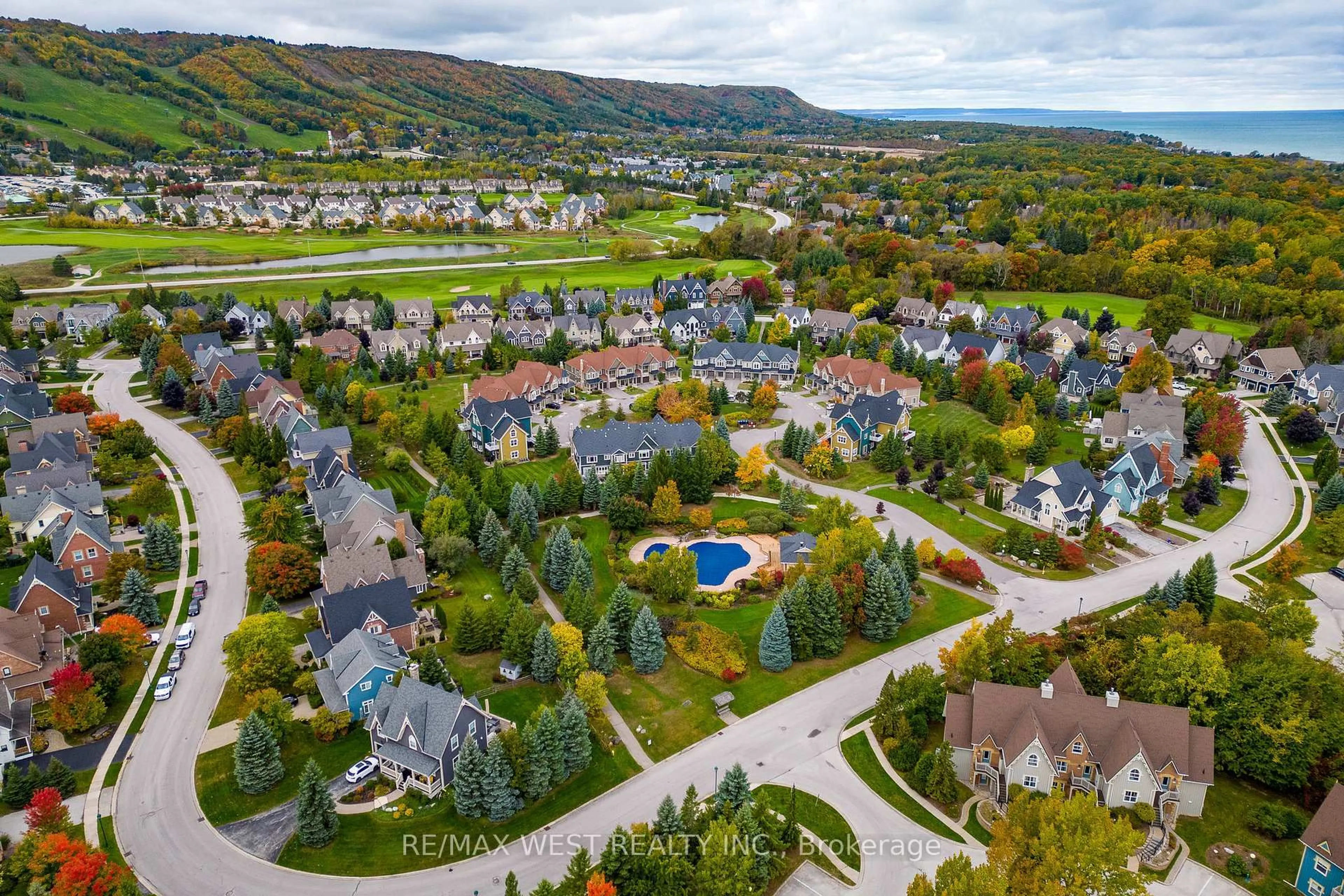 A pic from outside/outdoor area/front of a property/back of a property/a pic from drone, mountain view for 171 snowbridge Way #37, Blue Mountains Ontario L9Y 0V1