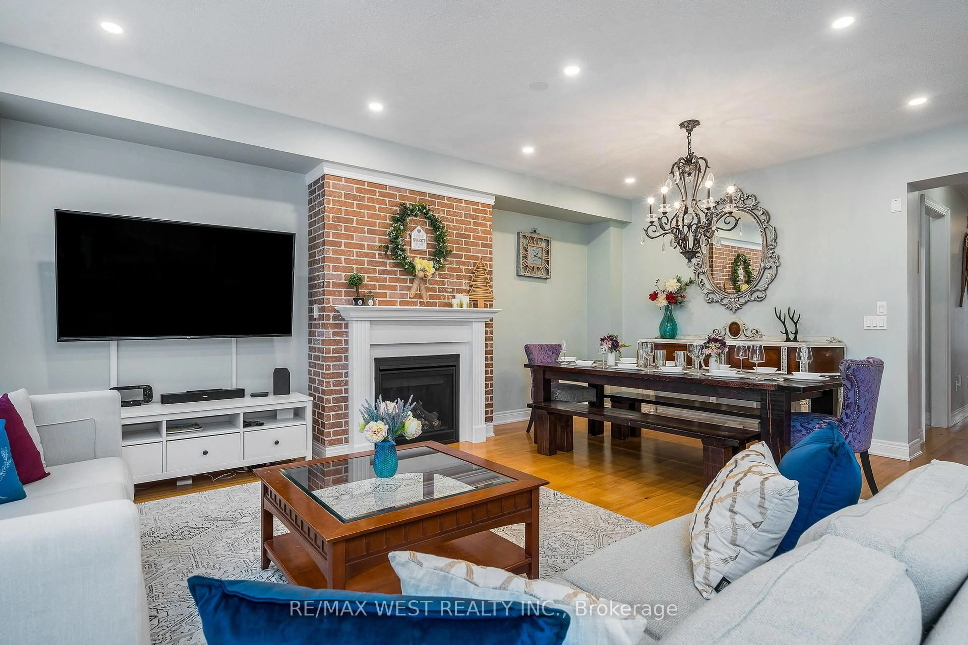 Living room with furniture, unknown for 171 snowbridge Way #37, Blue Mountains Ontario L9Y 0V1