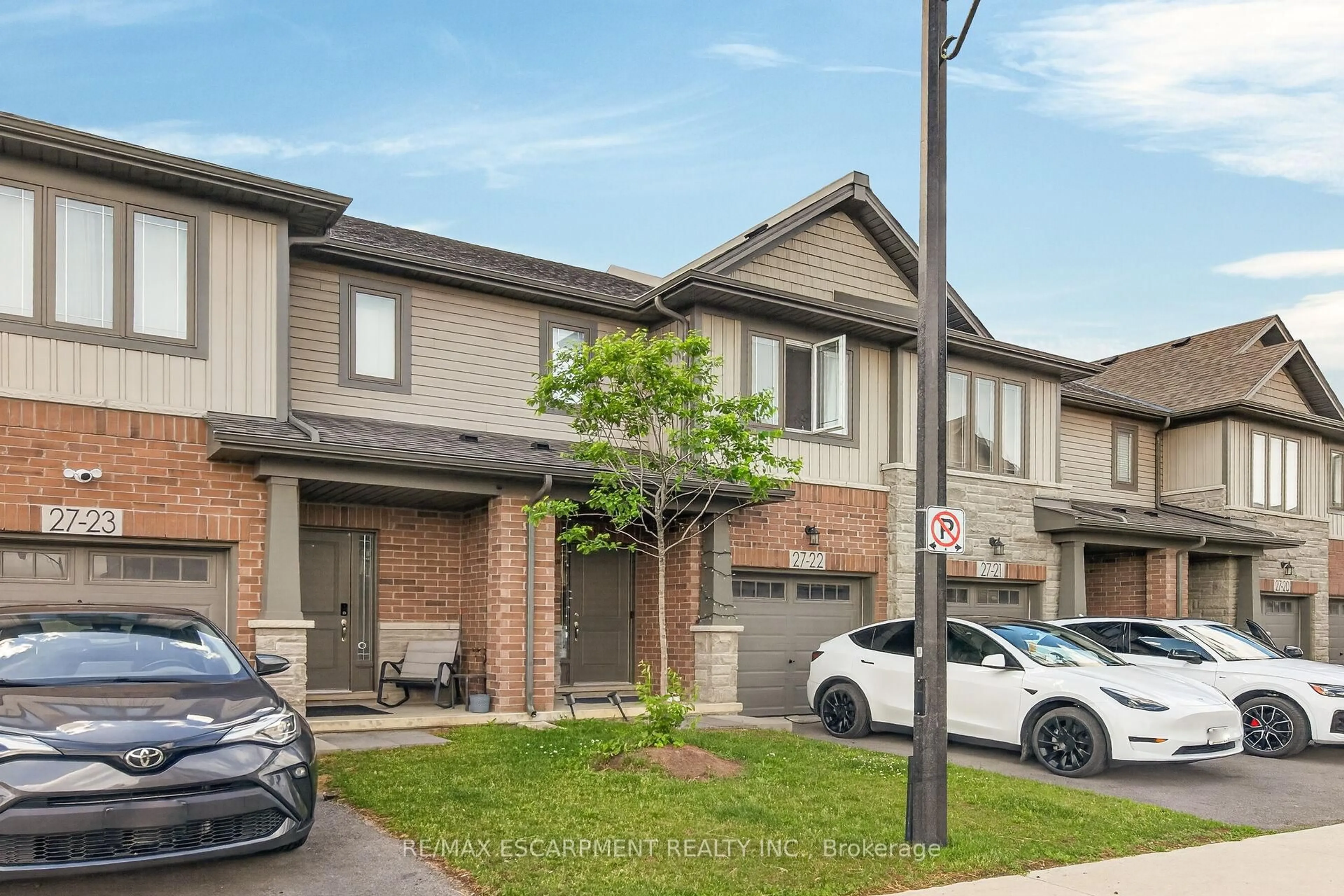 A pic from outside/outdoor area/front of a property/back of a property/a pic from drone, street for 27 Rachel Dr #22, Hamilton Ontario L8E 0K6