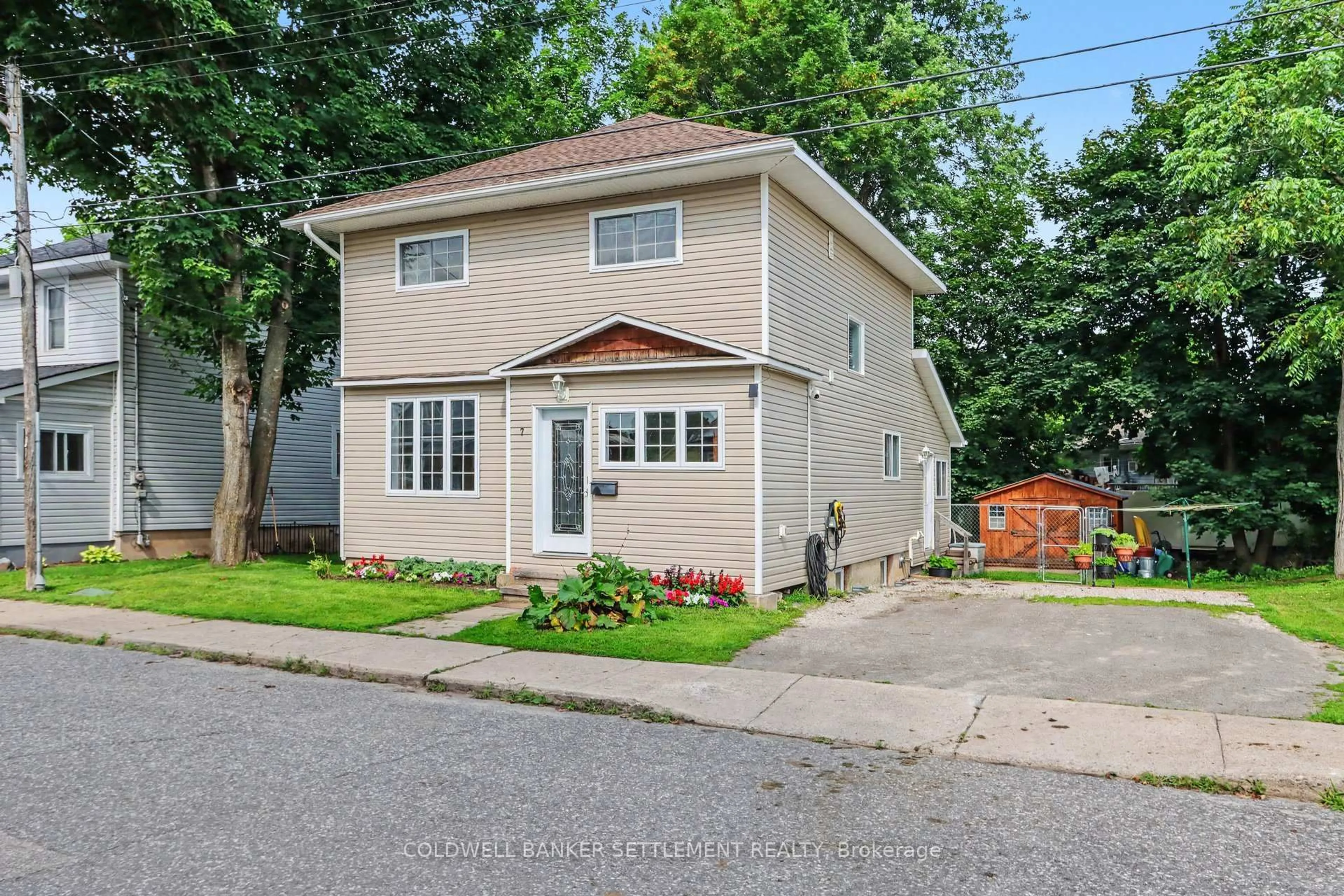 Home with vinyl exterior material, street for 7 Alvin St, Perth Ontario K7H 2V8