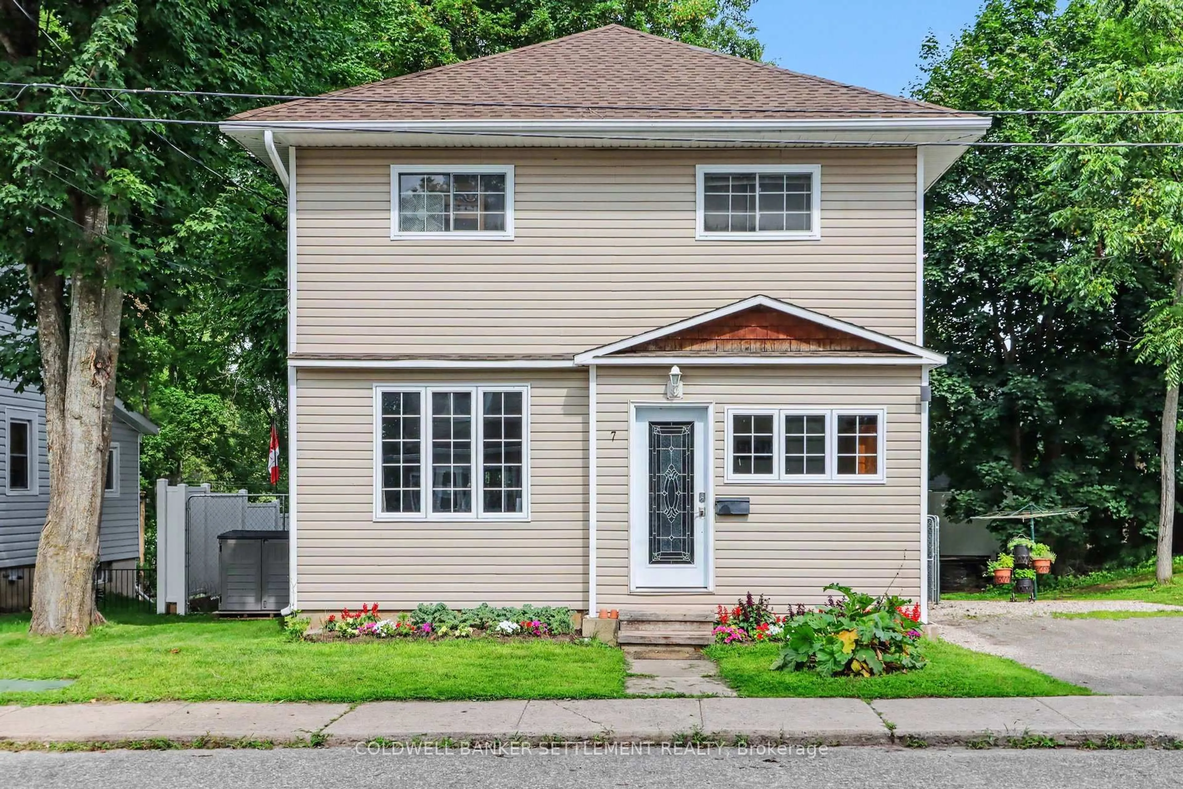 Home with vinyl exterior material, street for 7 Alvin St, Perth Ontario K7H 2V8