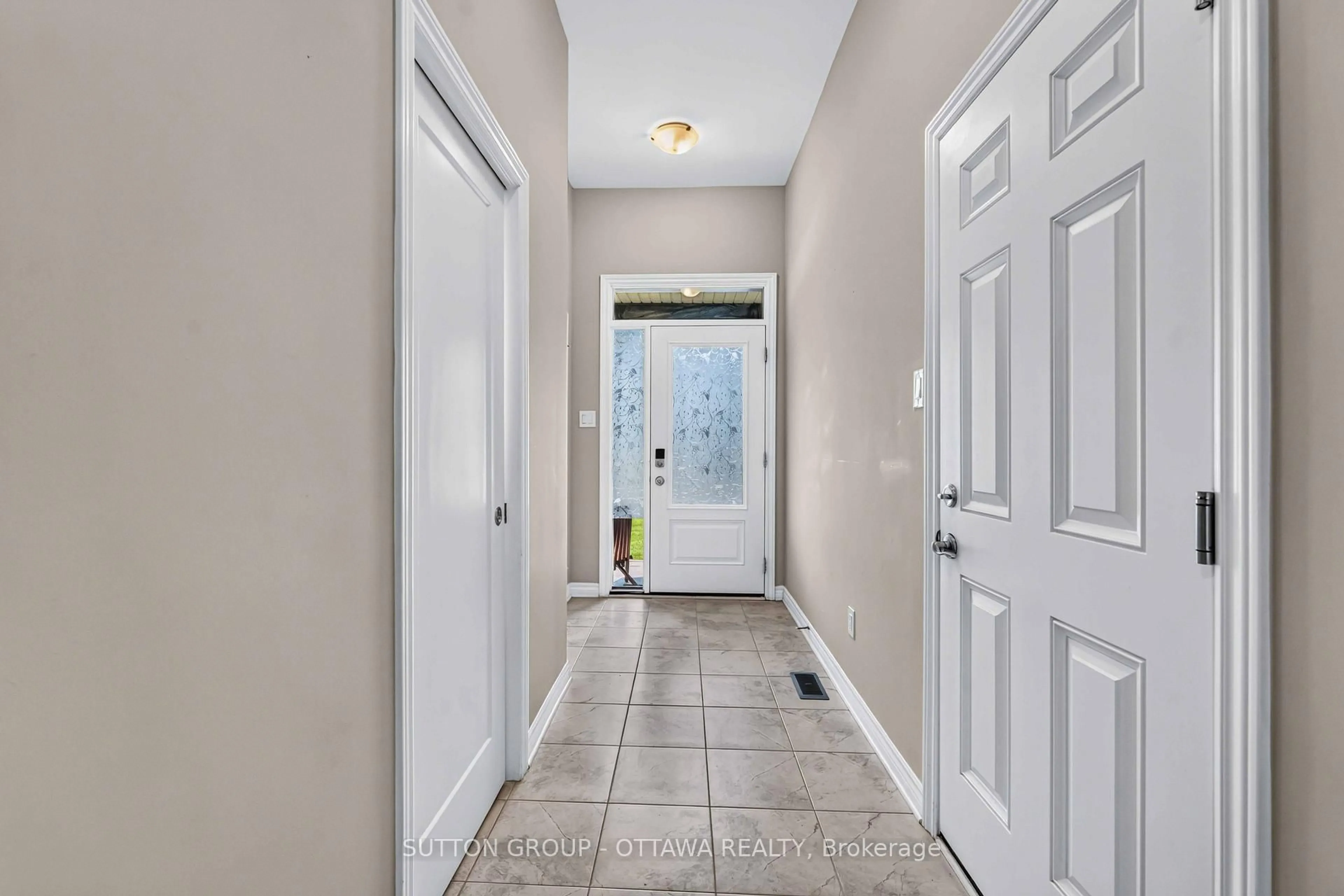 Indoor entryway for 221 Tim Sheehan Pl, Ottawa Ontario K2V 0N1