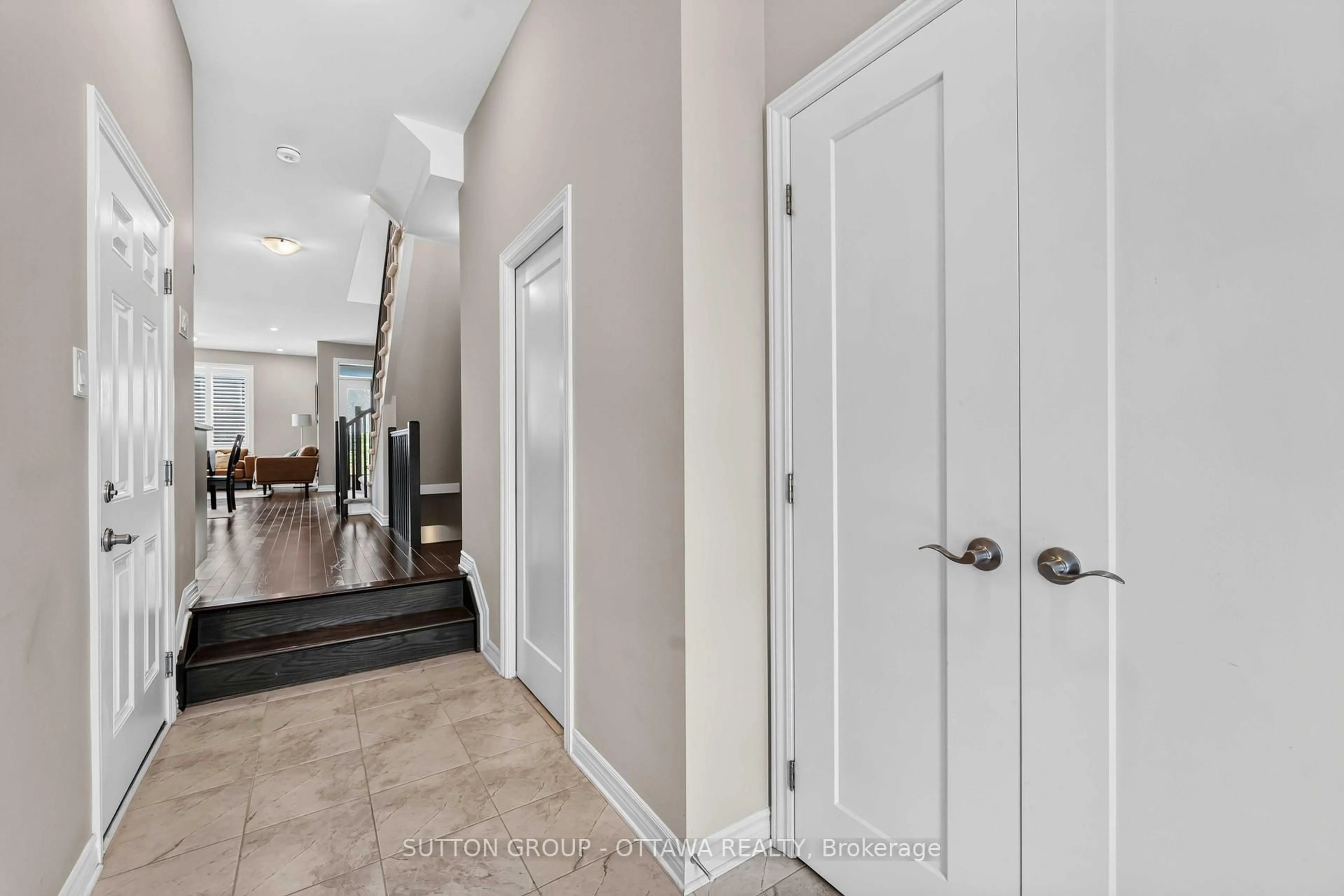 Indoor entryway for 221 Tim Sheehan Pl, Ottawa Ontario K2V 0N1