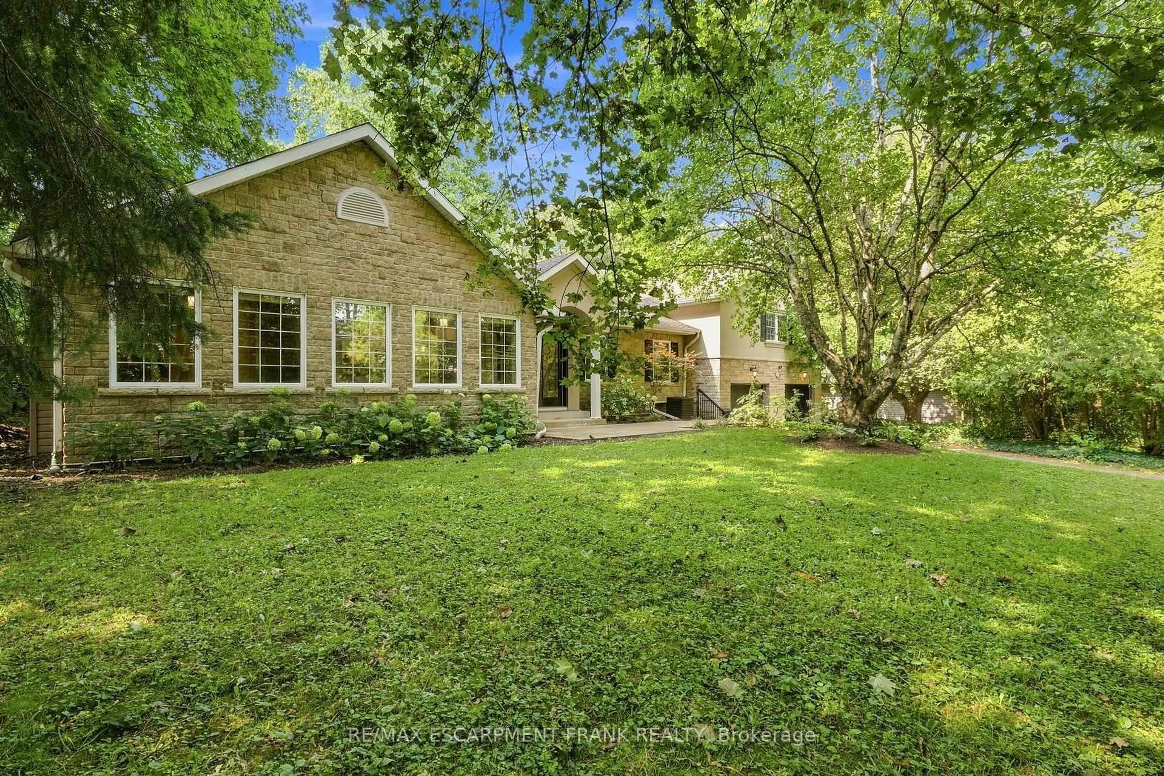 A pic from outside/outdoor area/front of a property/back of a property/a pic from drone, unknown for 110 Old Ancaster Rd, Hamilton Ontario L9H 4G7