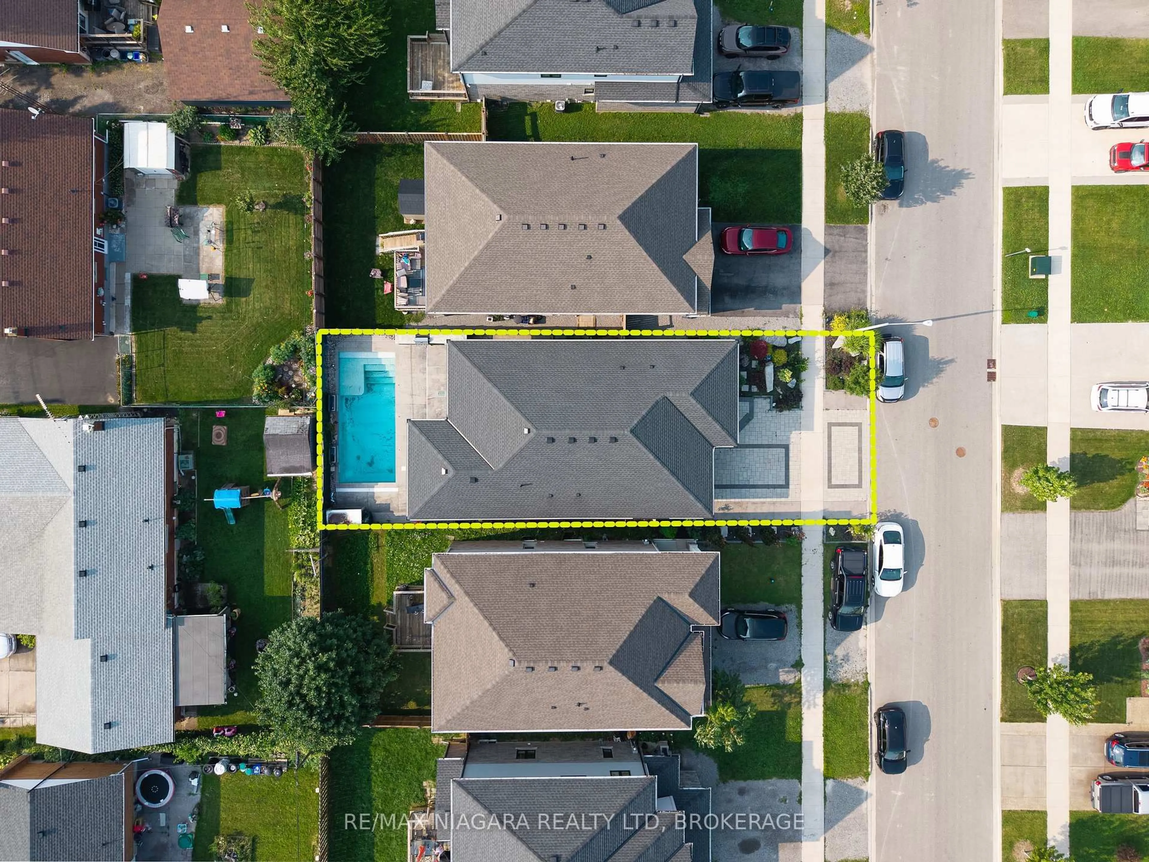 A pic from outside/outdoor area/front of a property/back of a property/a pic from drone, street for 31 Berkshire Dr, St. Catharines Ontario L2M 0C2