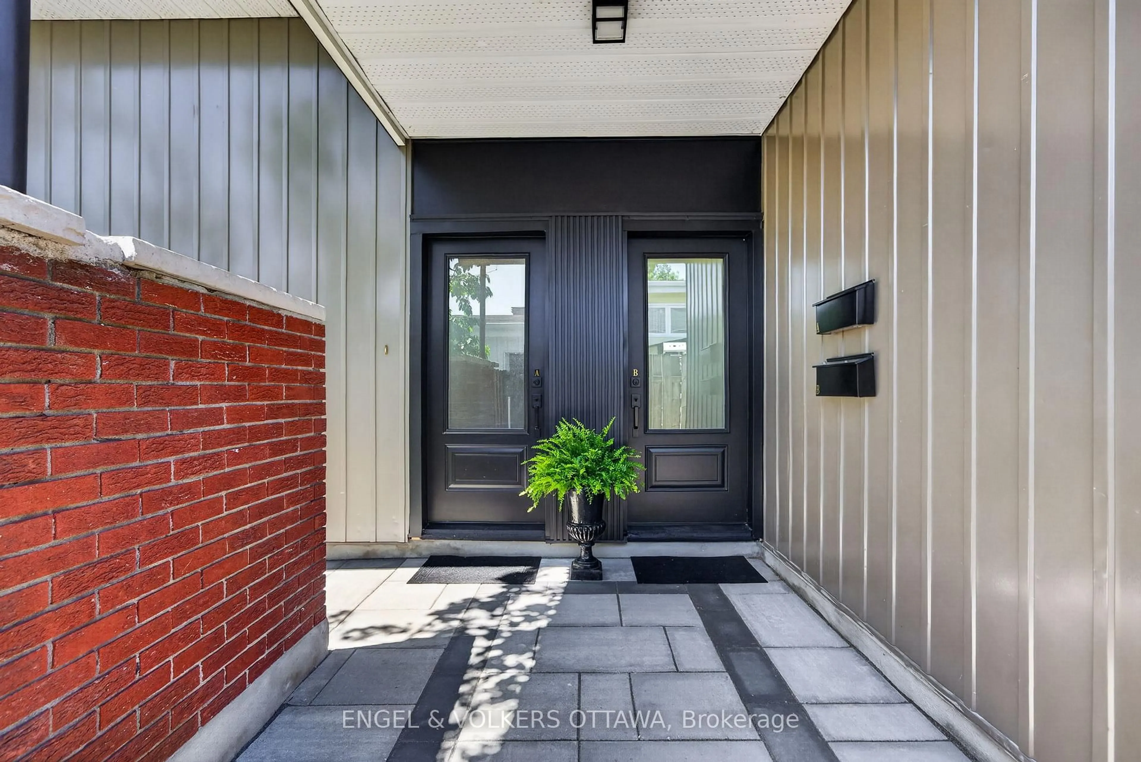 Indoor entryway for 2265 Samuel Dr, Ottawa Ontario K1G 3C3