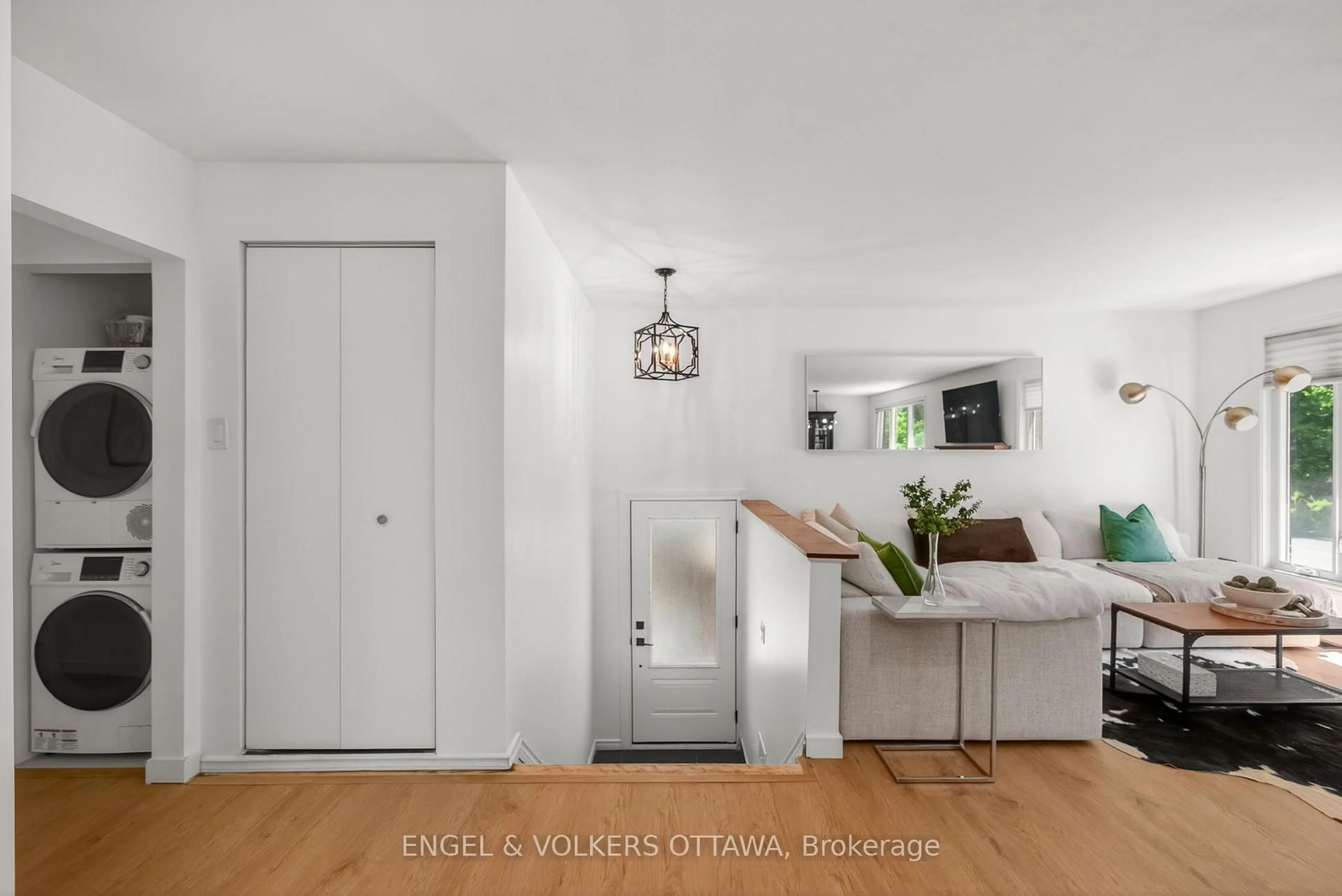 Indoor entryway for 2265 Samuel Dr, Ottawa Ontario K1G 3C3