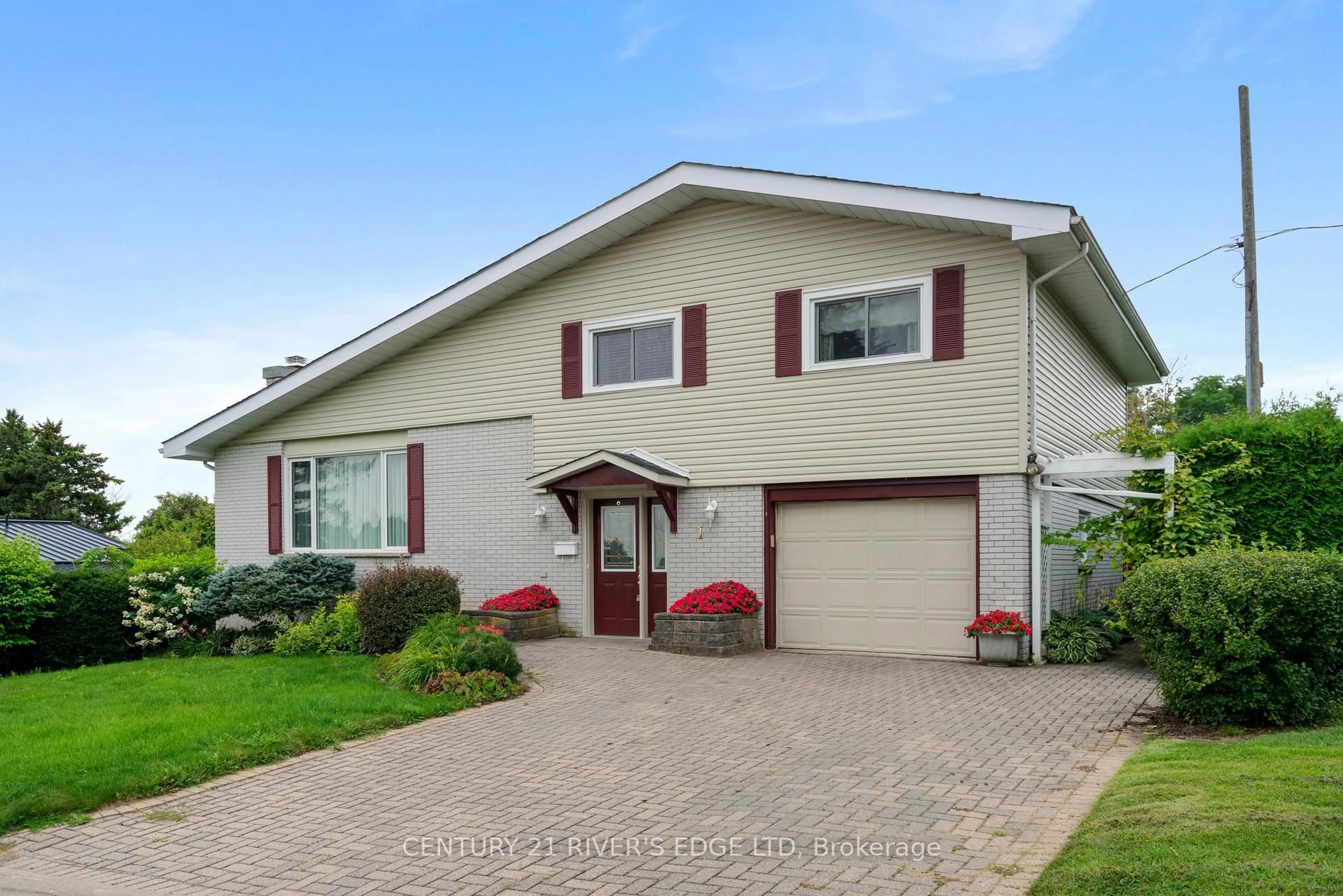 Home with vinyl exterior material, street for 1 Hardy Cres, Brockville Ontario K6V 3A2