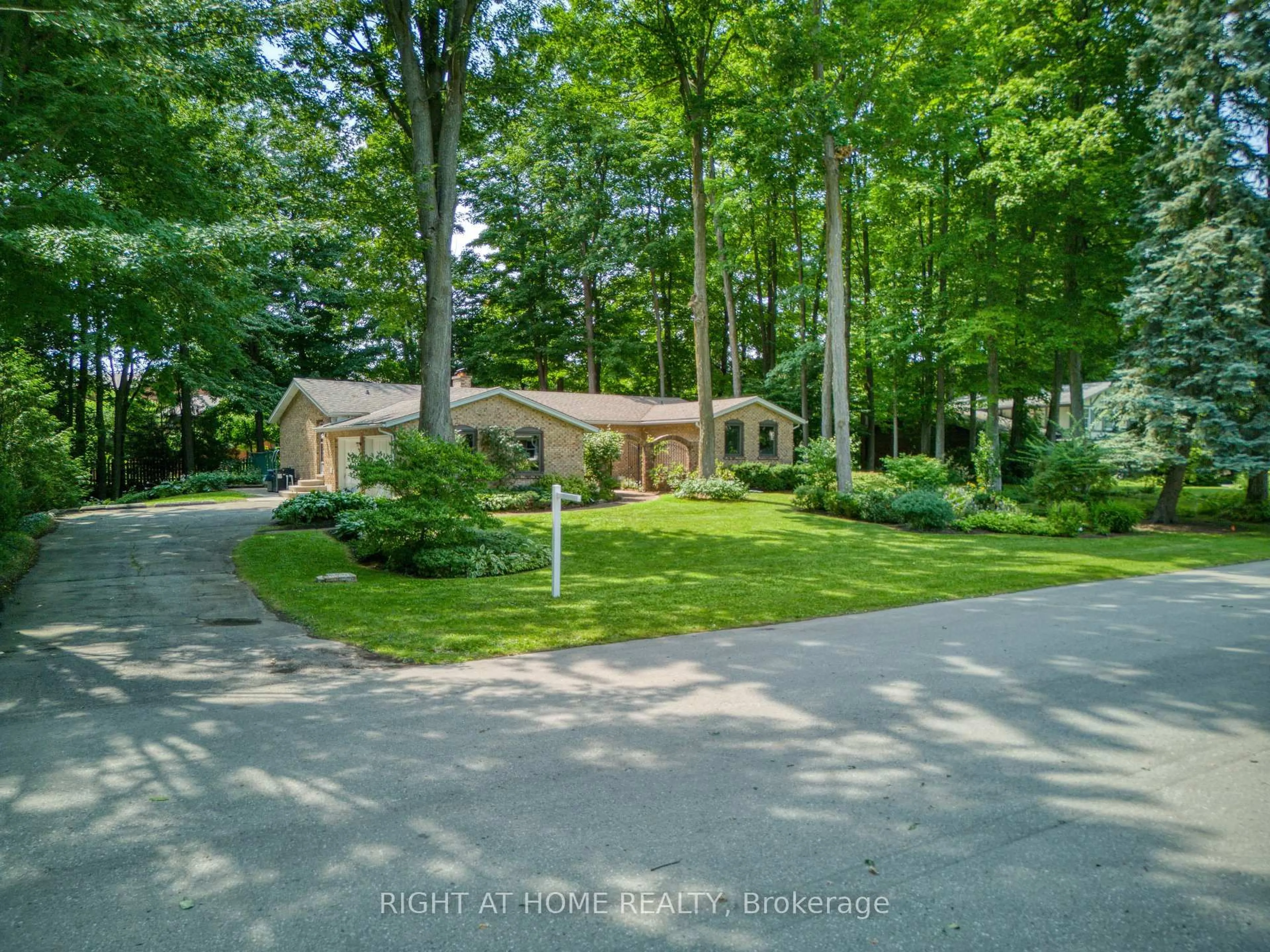 A pic from outside/outdoor area/front of a property/back of a property/a pic from drone, street for 519 Oxbow Rd, Waterloo Ontario N2K 1Y5
