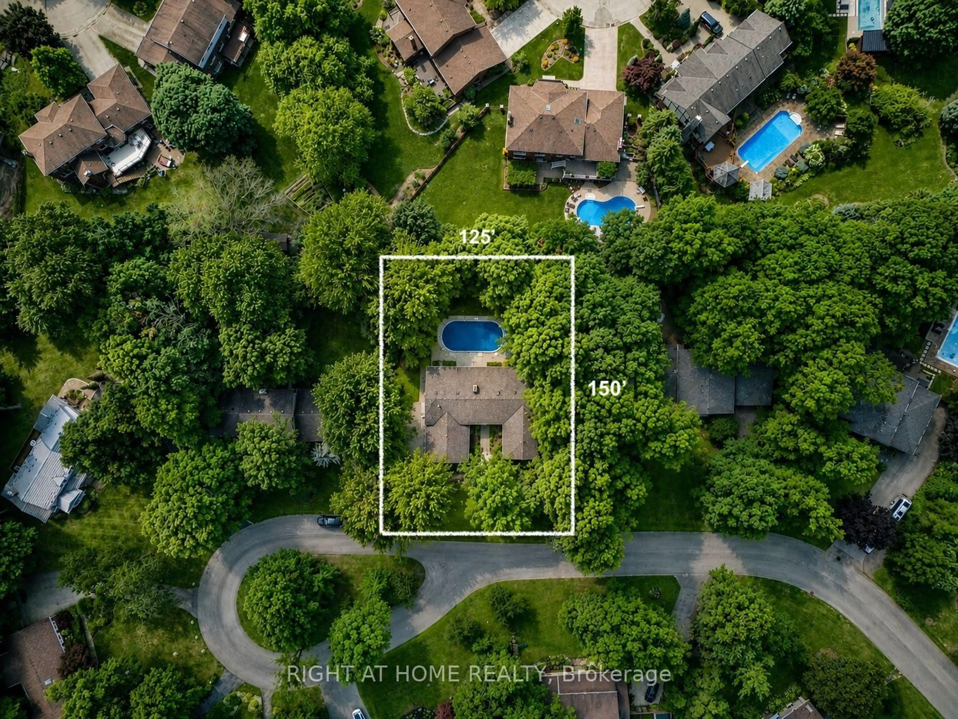 A pic from outside/outdoor area/front of a property/back of a property/a pic from drone, unknown for 519 Oxbow Rd, Waterloo Ontario N2K 1Y5