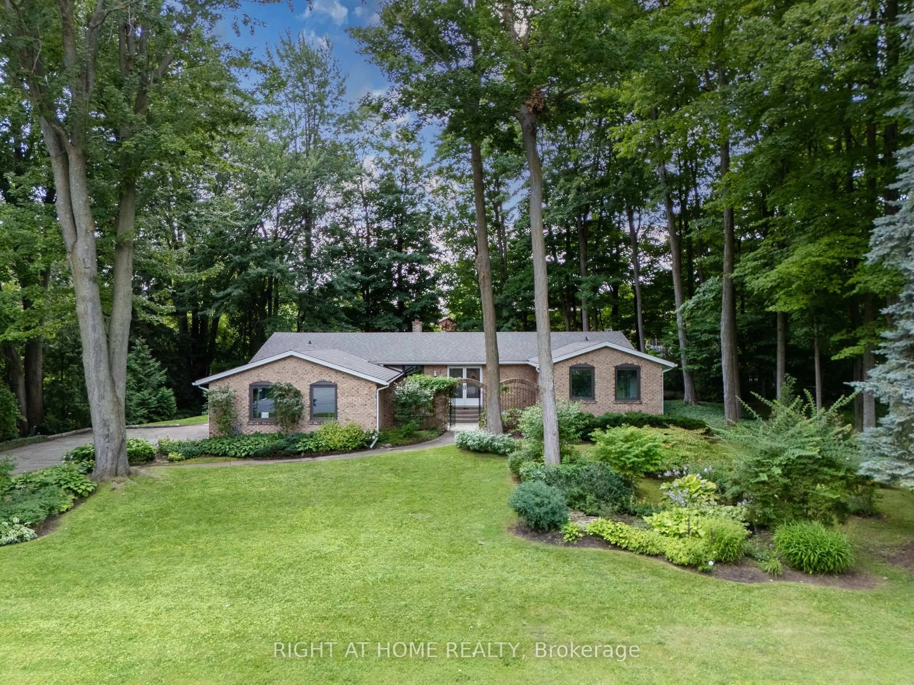 A pic from outside/outdoor area/front of a property/back of a property/a pic from drone, forest/trees view for 519 Oxbow Rd, Waterloo Ontario N2K 1Y5