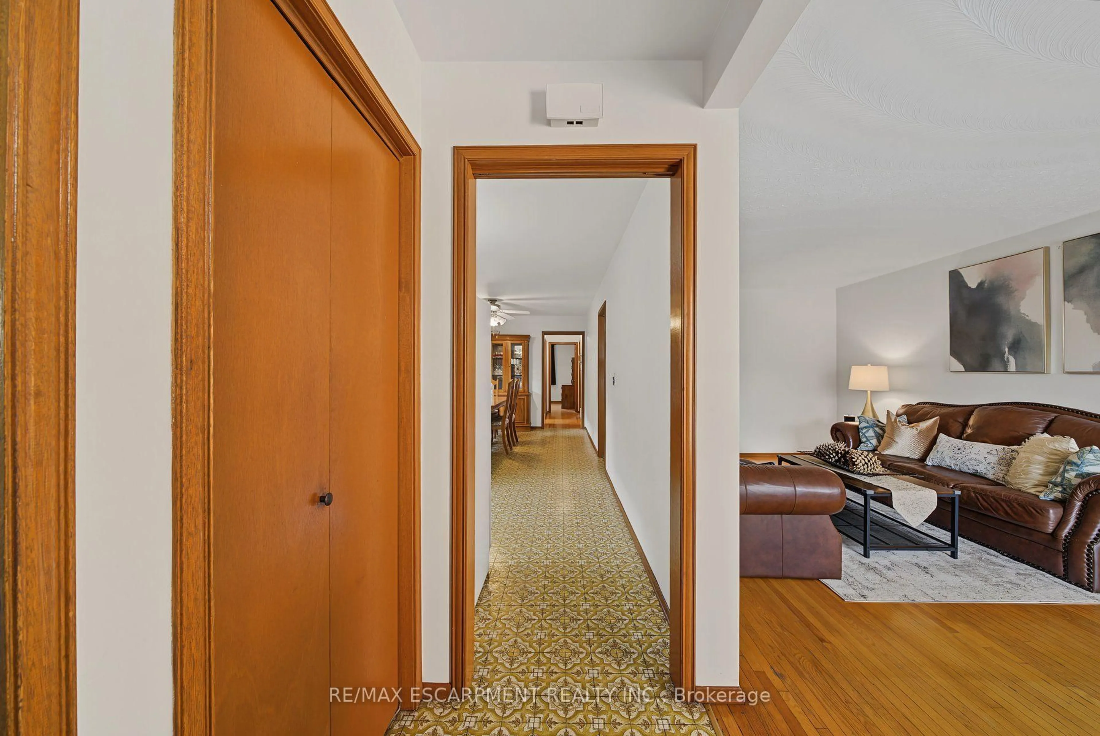 Indoor foyer for 44 Tom St, Hamilton Ontario L8R 1X4