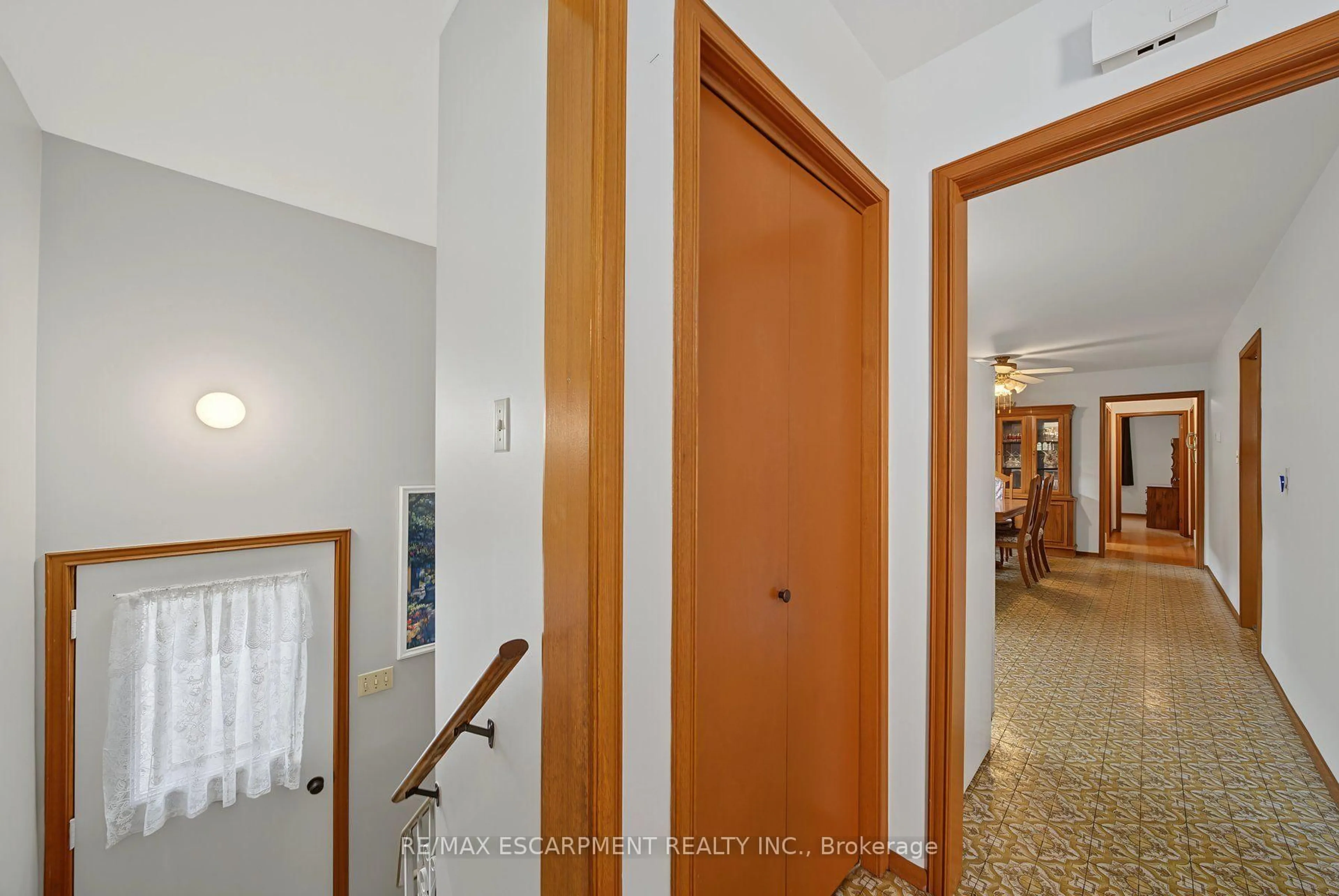 Indoor foyer for 44 Tom St, Hamilton Ontario L8R 1X4