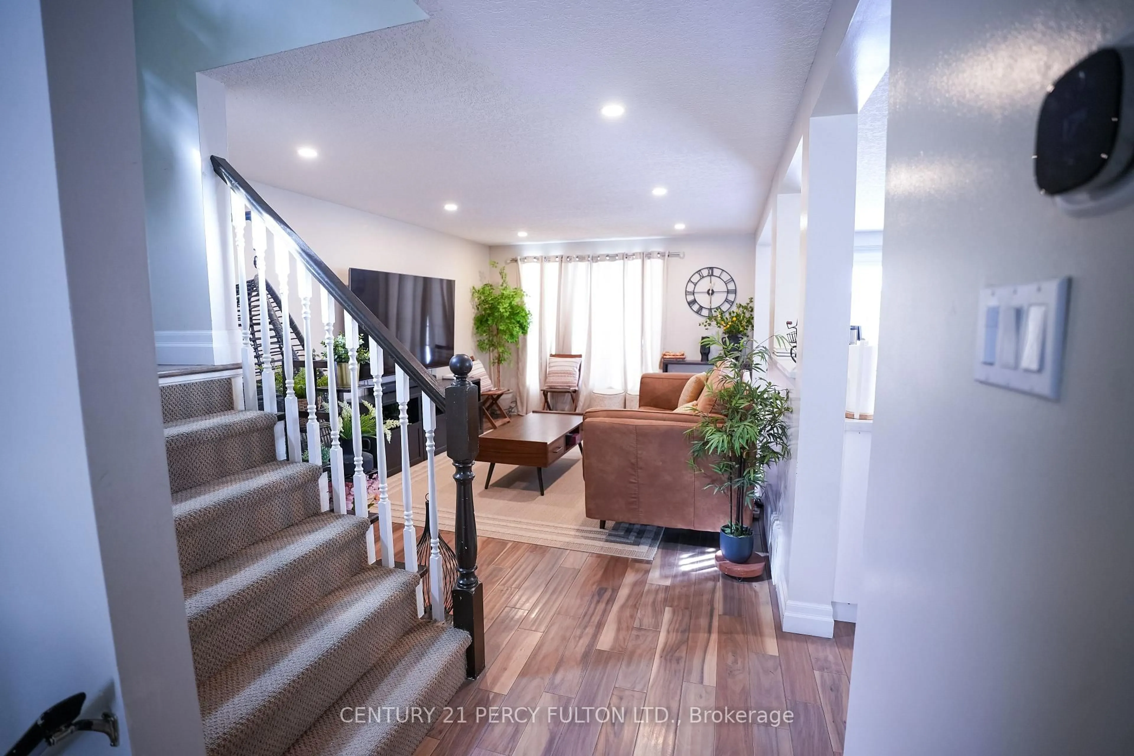Indoor entryway for 333 Rosette Dr, Waterloo Ontario N2K 3W7