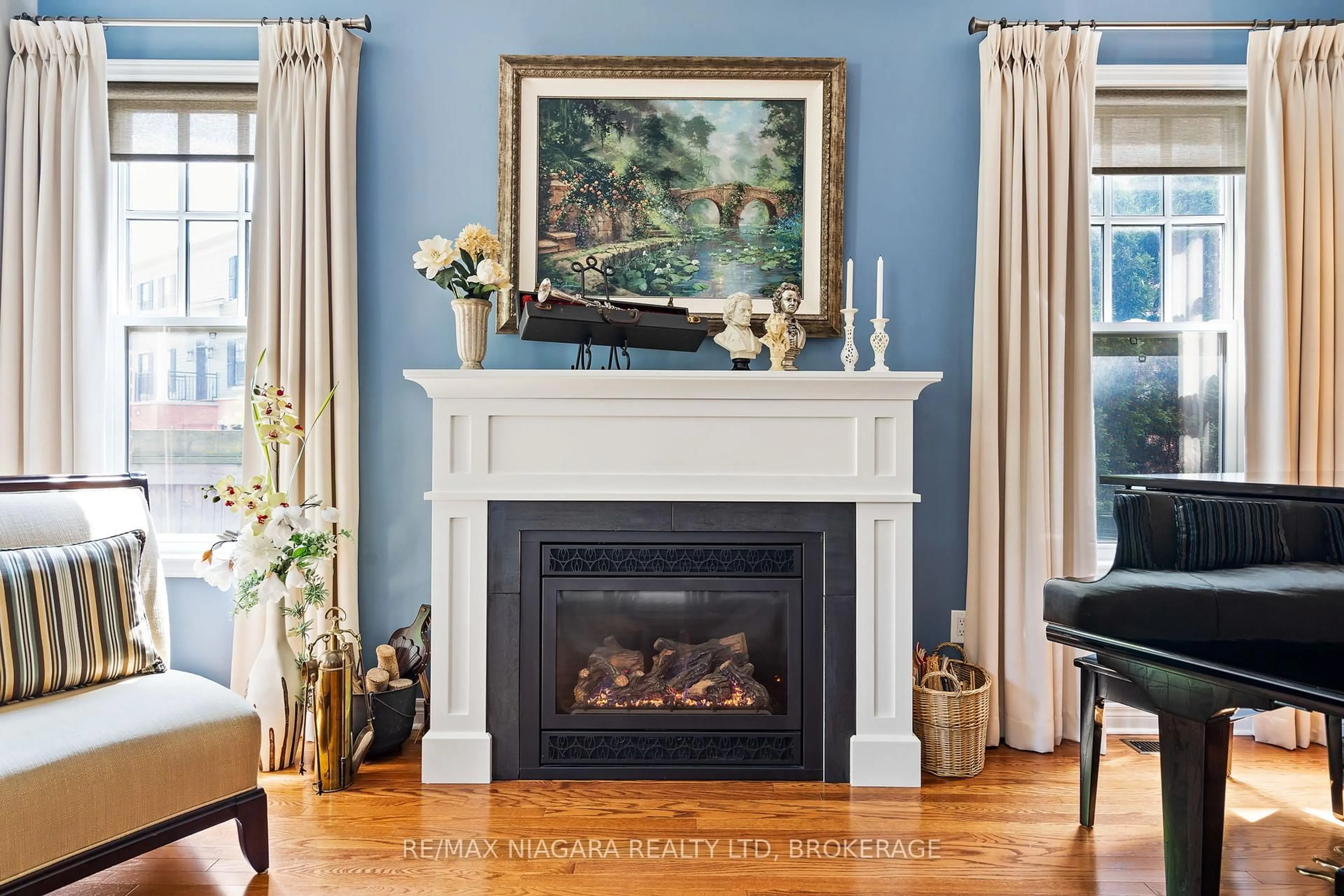 Living room with furniture, wood/laminate floor for 96 Garrison Village Dr, Niagara-on-the-Lake Ontario L0S 1J0