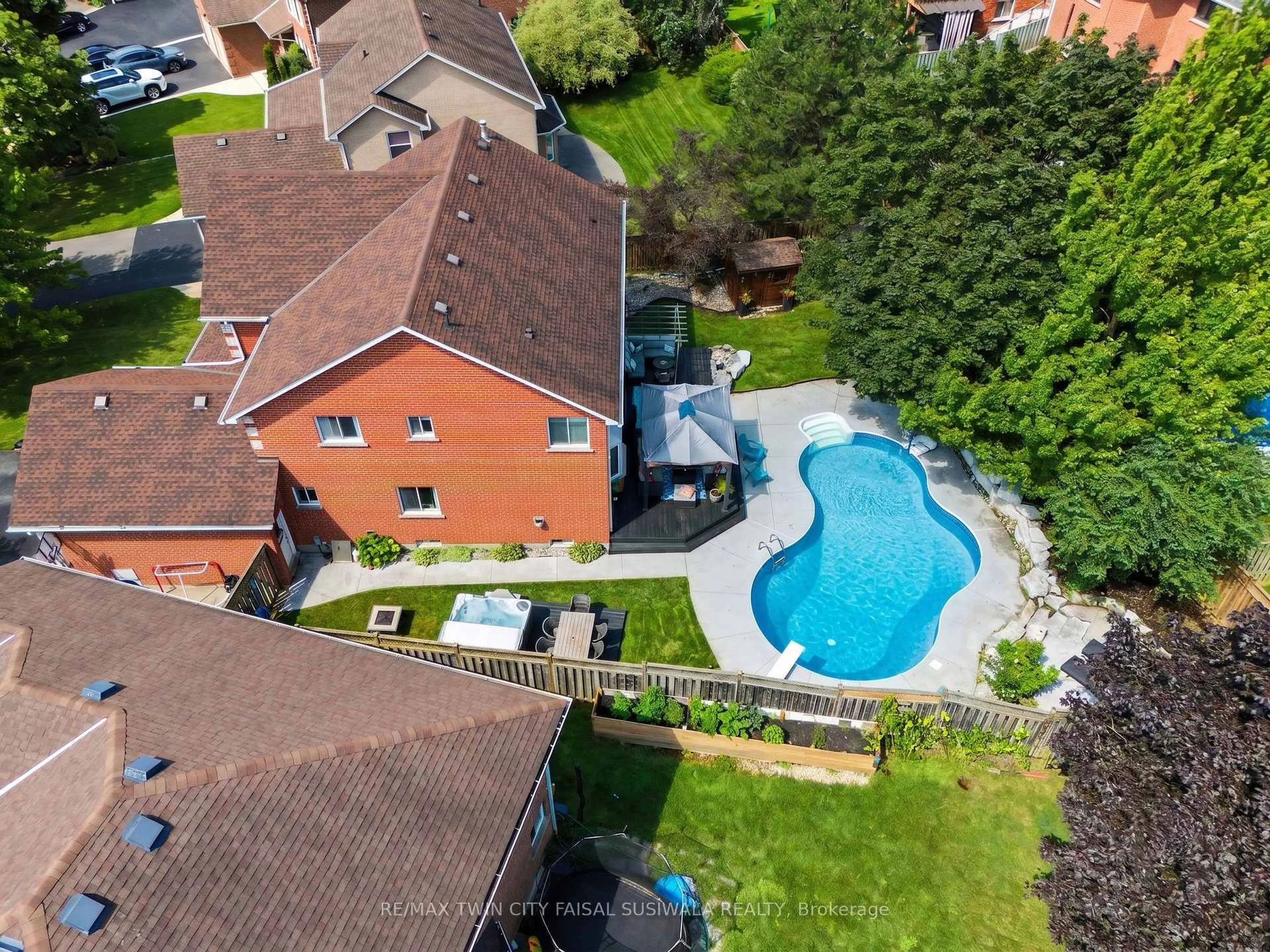 A pic from outside/outdoor area/front of a property/back of a property/a pic from drone, unknown for 18 Gowinlock Crt, Cambridge Ontario N1T 1N2