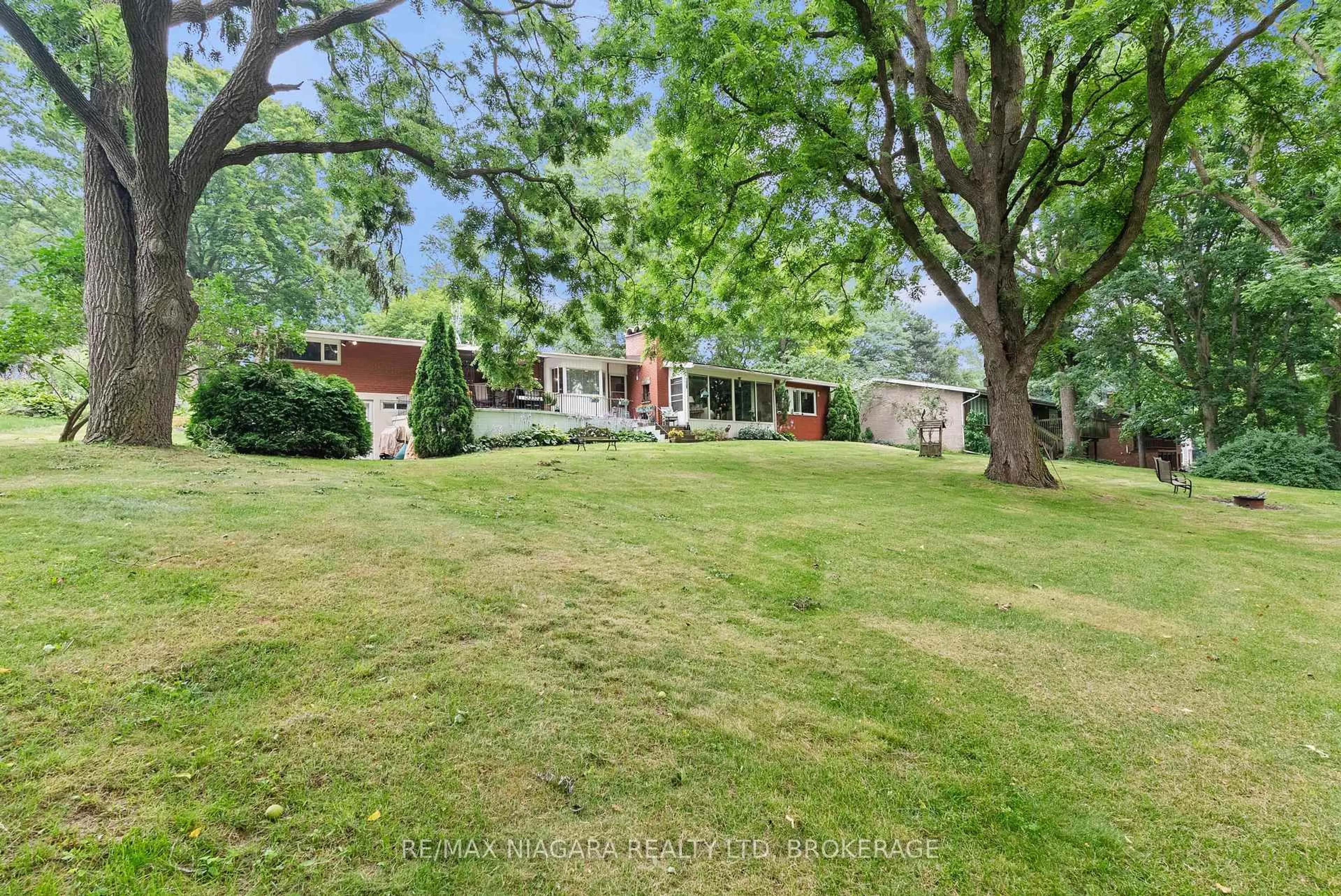 A pic from outside/outdoor area/front of a property/back of a property/a pic from drone, unknown for 46 Melrose Dr, Niagara-on-the-Lake Ontario L0S 1J0