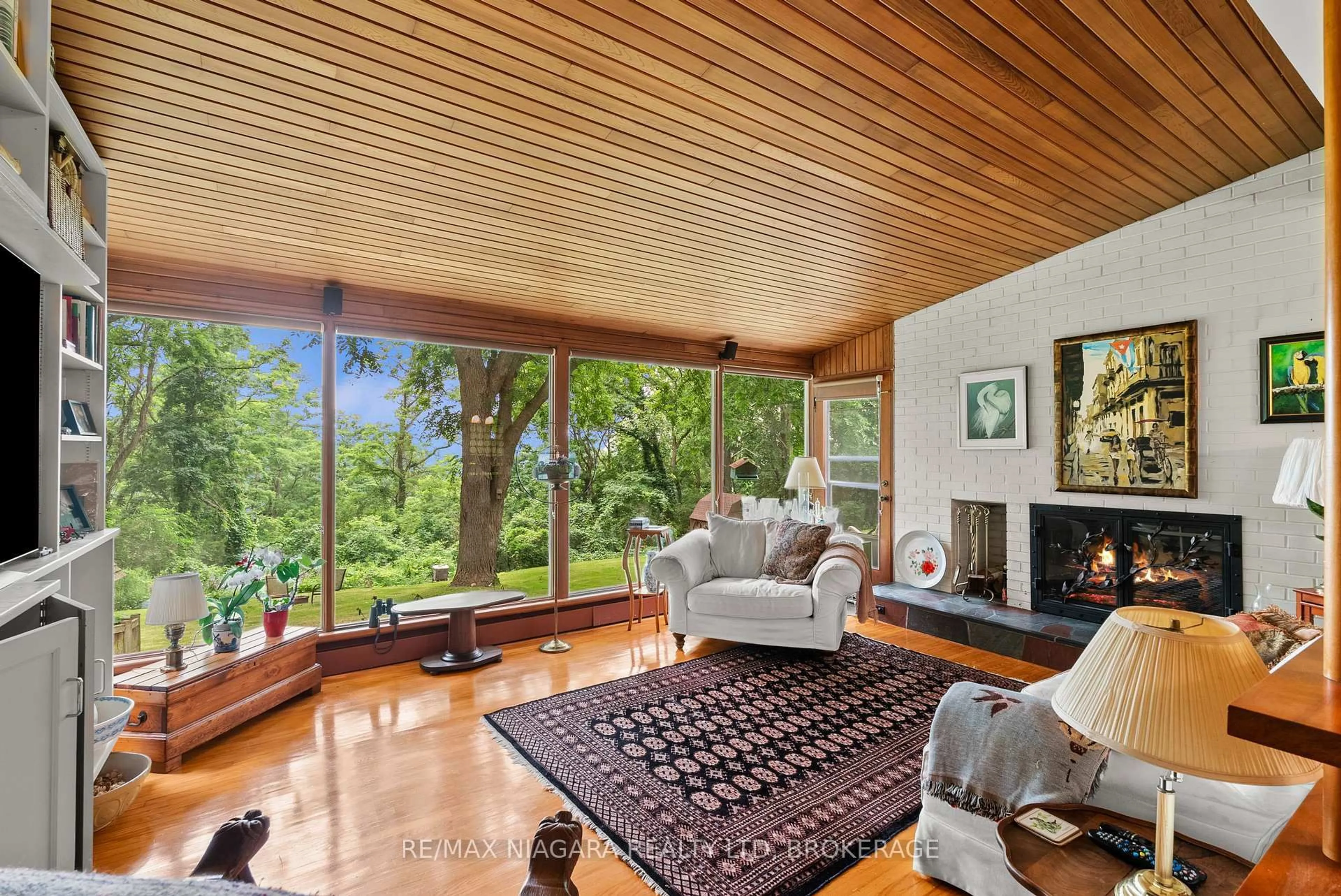 Living room with furniture, unknown for 46 Melrose Dr, Niagara-on-the-Lake Ontario L0S 1J0