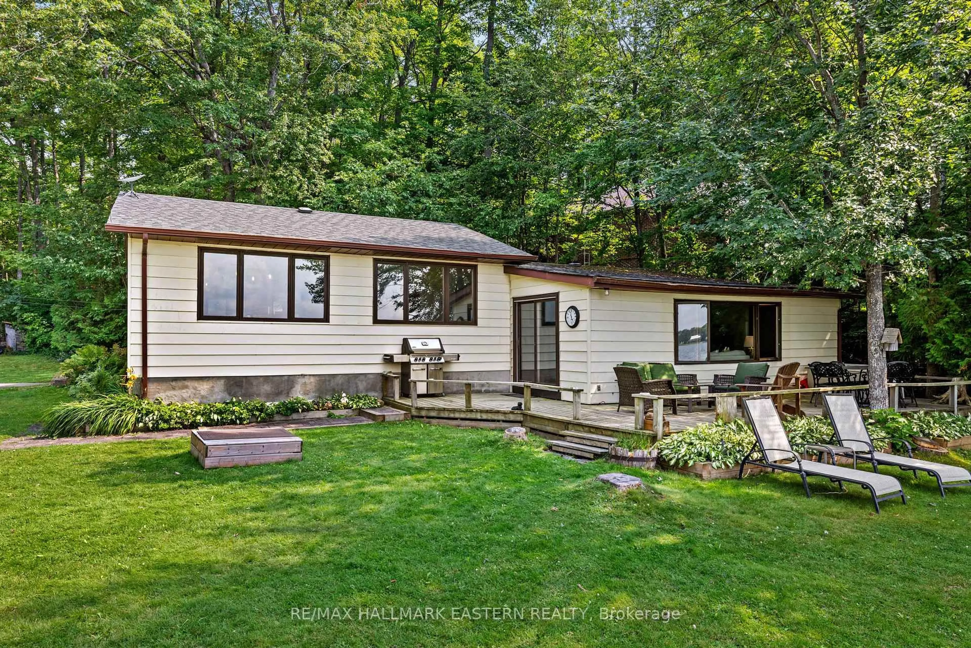 Home with vinyl exterior material, unknown for 2546 Buckhorn Rd, Selwyn Ontario K0L 2H0