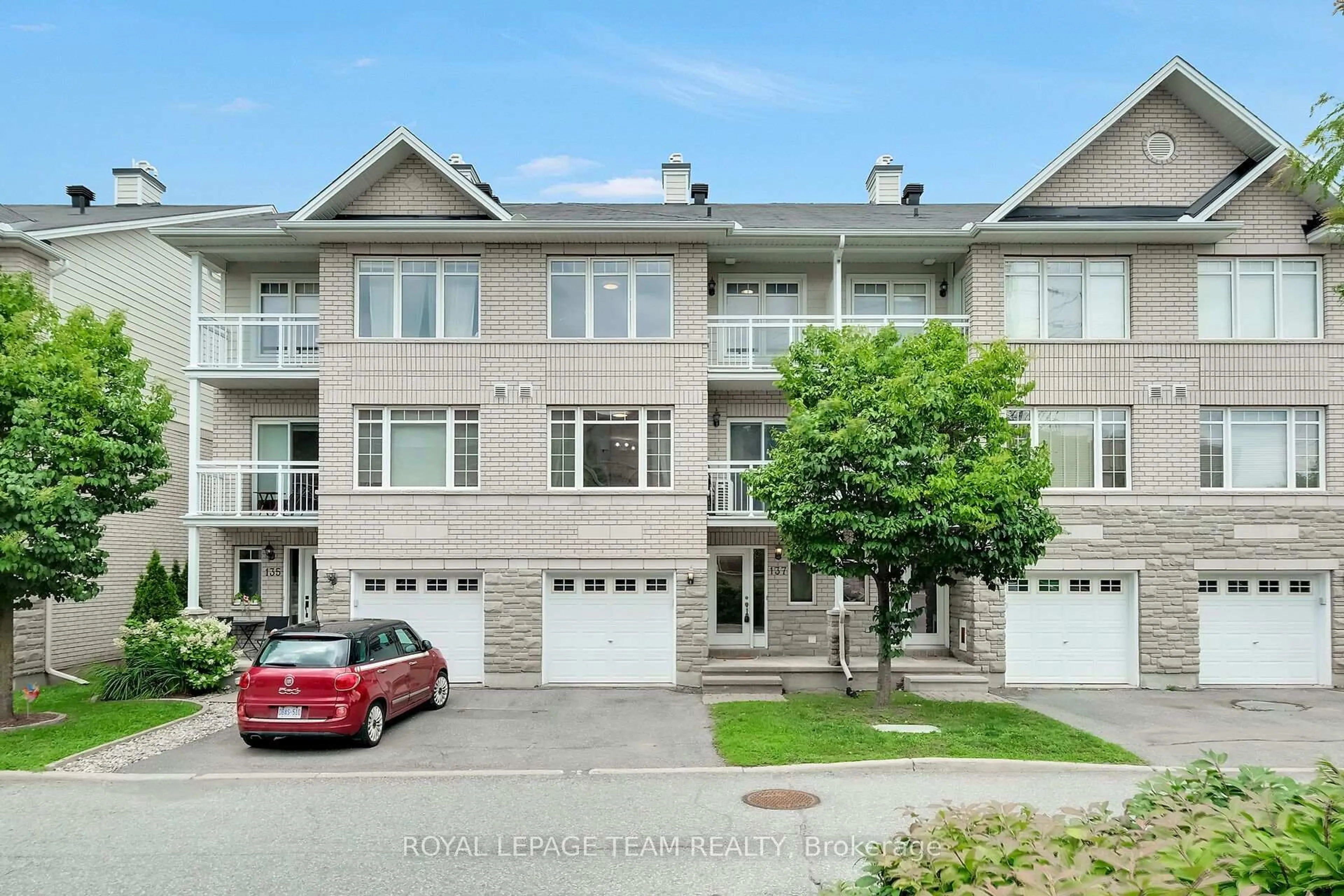 A pic from outside/outdoor area/front of a property/back of a property/a pic from drone, unknown for 137 Corinth Private, Ottawa Ontario K2E 0A8