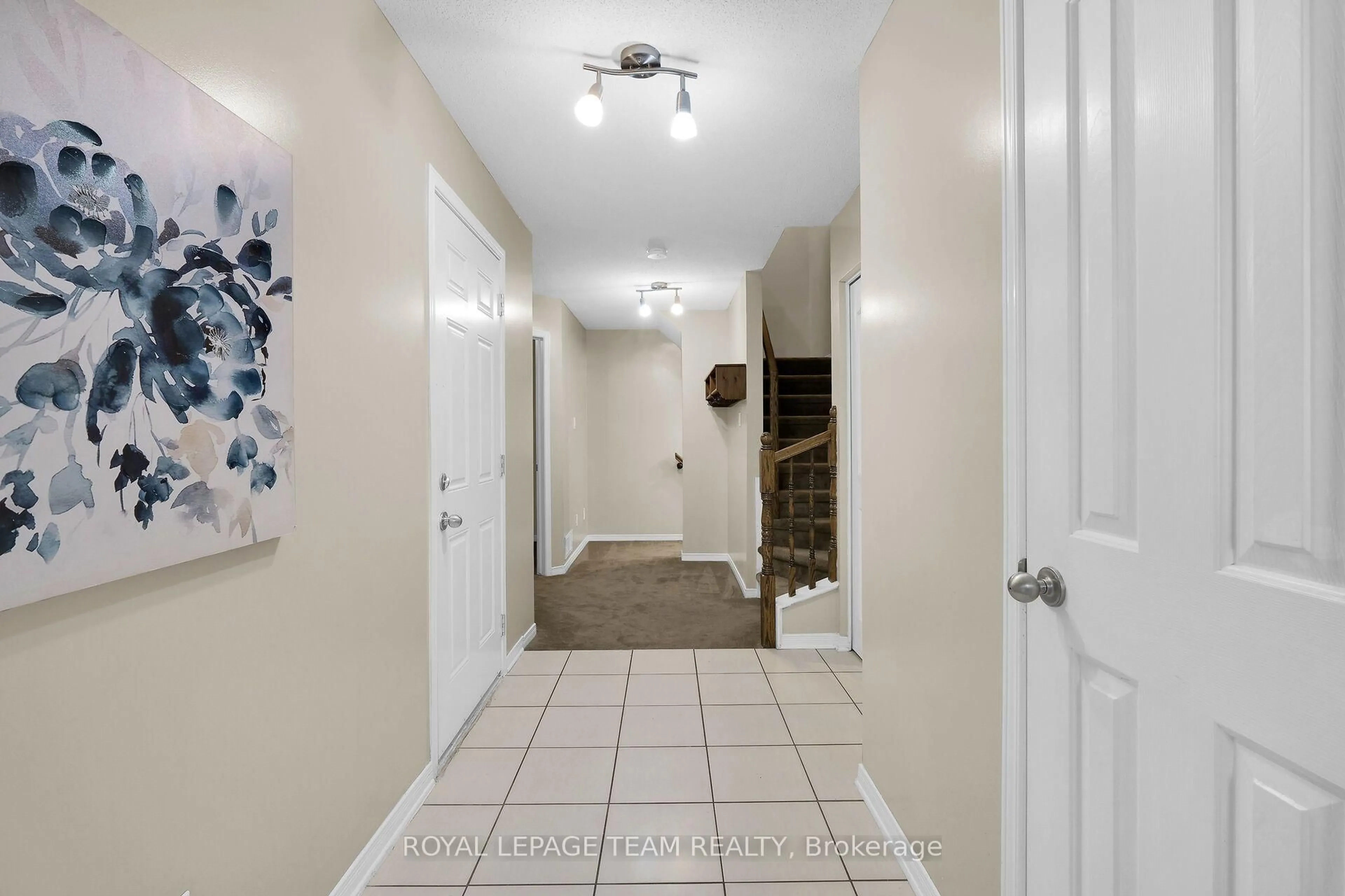 Indoor entryway for 137 Corinth Private, Ottawa Ontario K2E 0A8