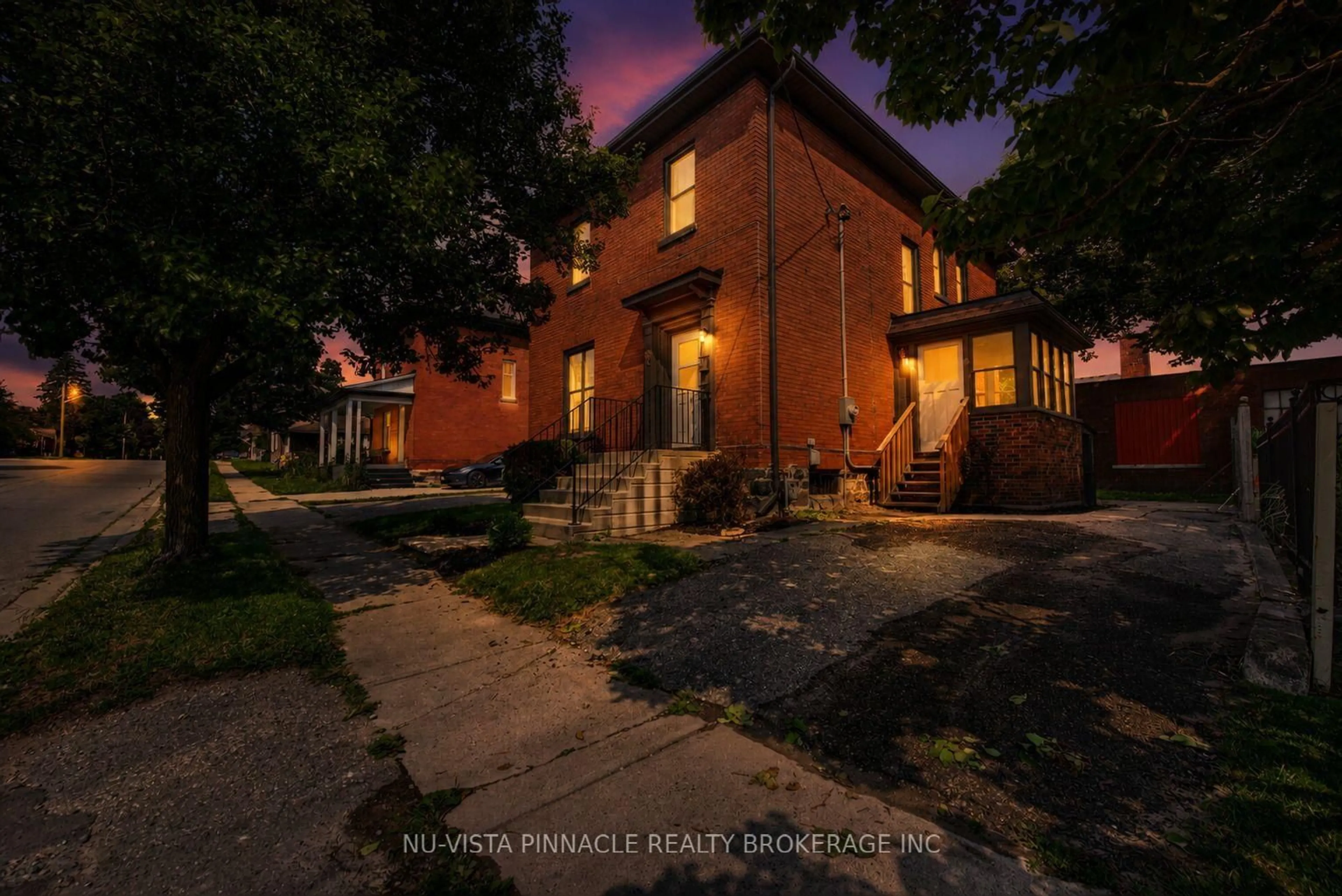A pic from outside/outdoor area/front of a property/back of a property/a pic from drone, street for 631 Peel St, Woodstock Ontario N4S 1K9