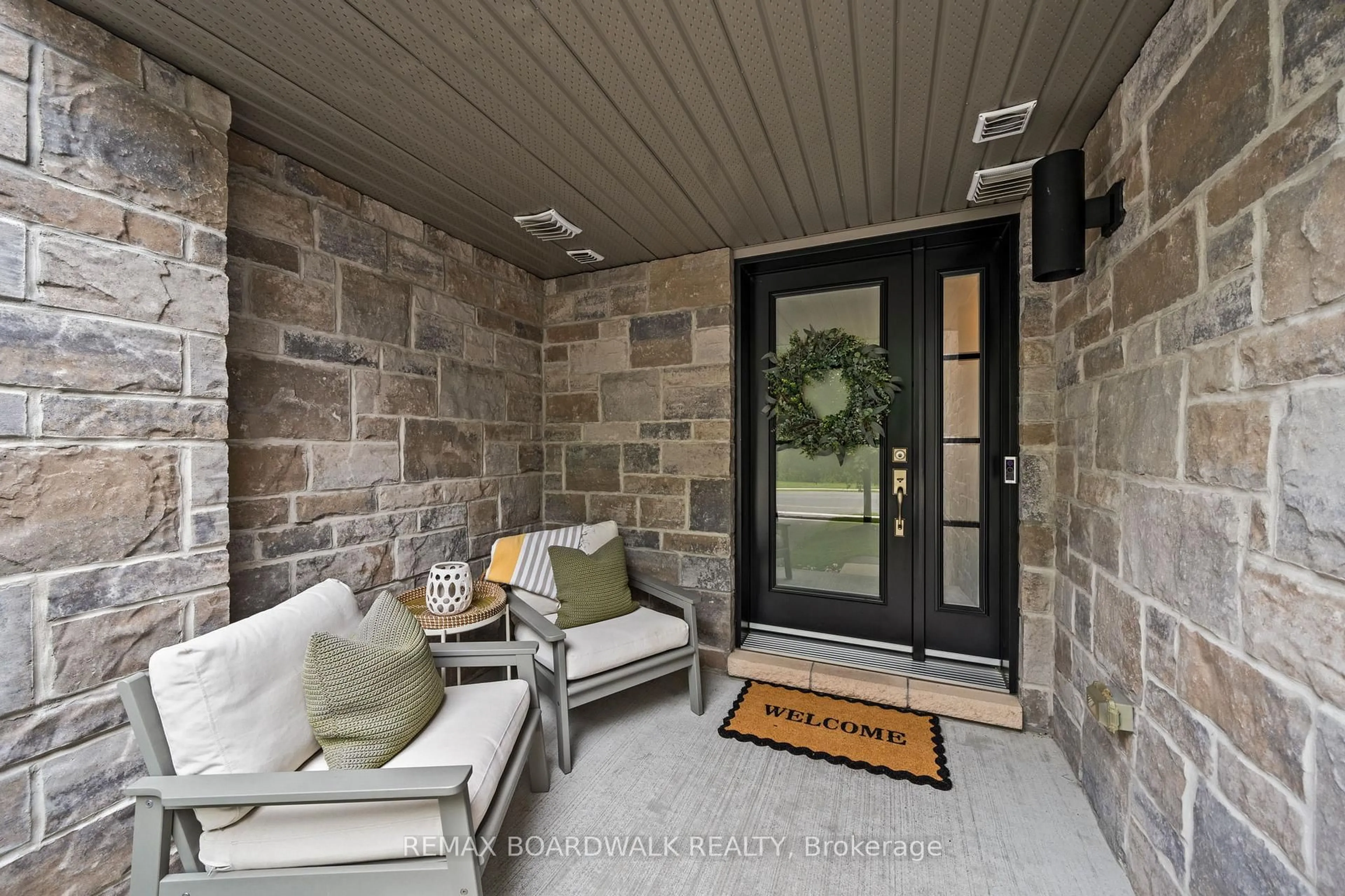 Indoor entryway for 1152 Docteur Corbeil Blvd, Clarence-Rockland Ontario K4K 0G9