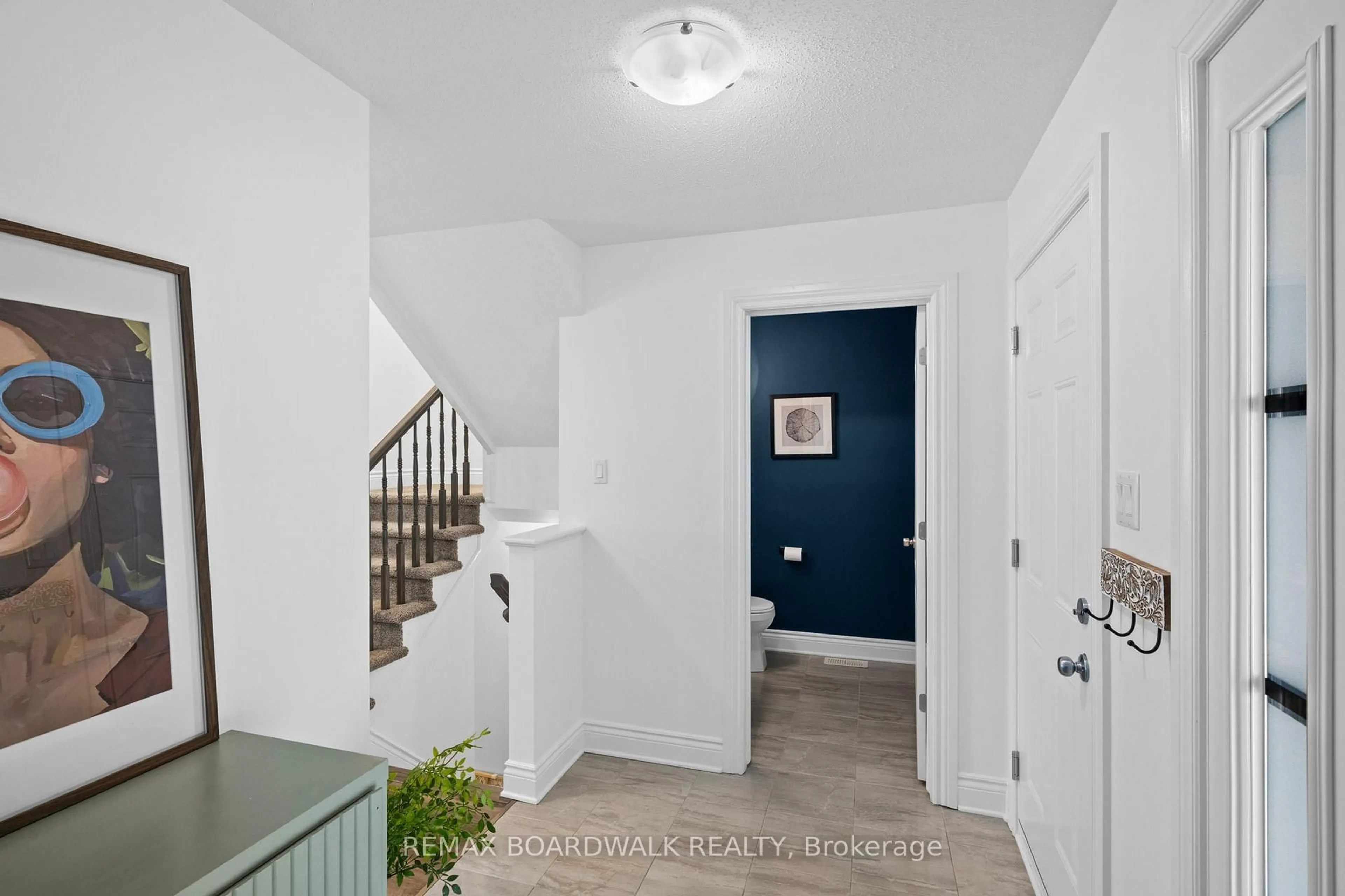 Indoor entryway for 1152 Docteur Corbeil Blvd, Clarence-Rockland Ontario K4K 0G9