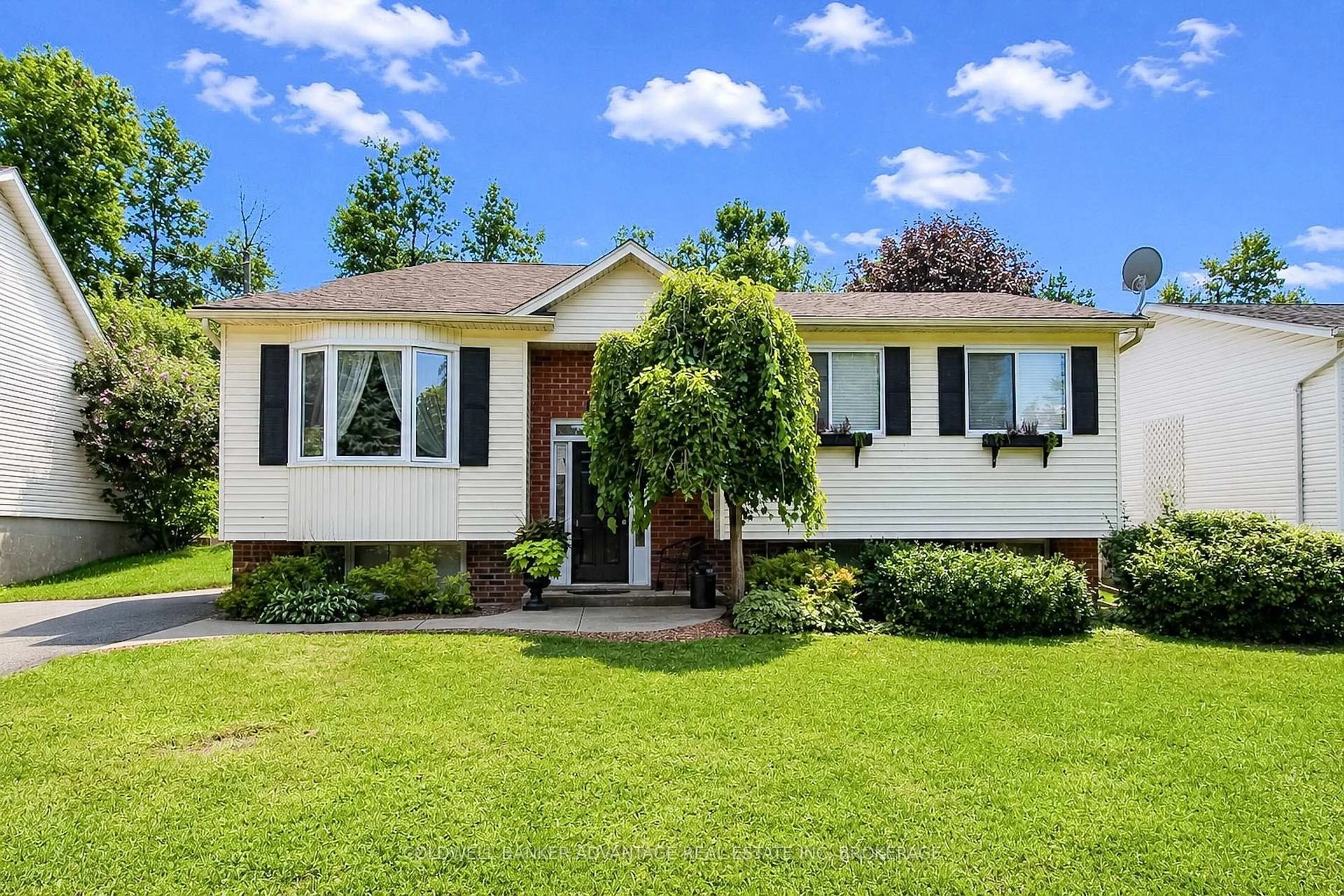 Home with vinyl exterior material, street for 3373 Grove Ave, Fort Erie Ontario L0S 1N0