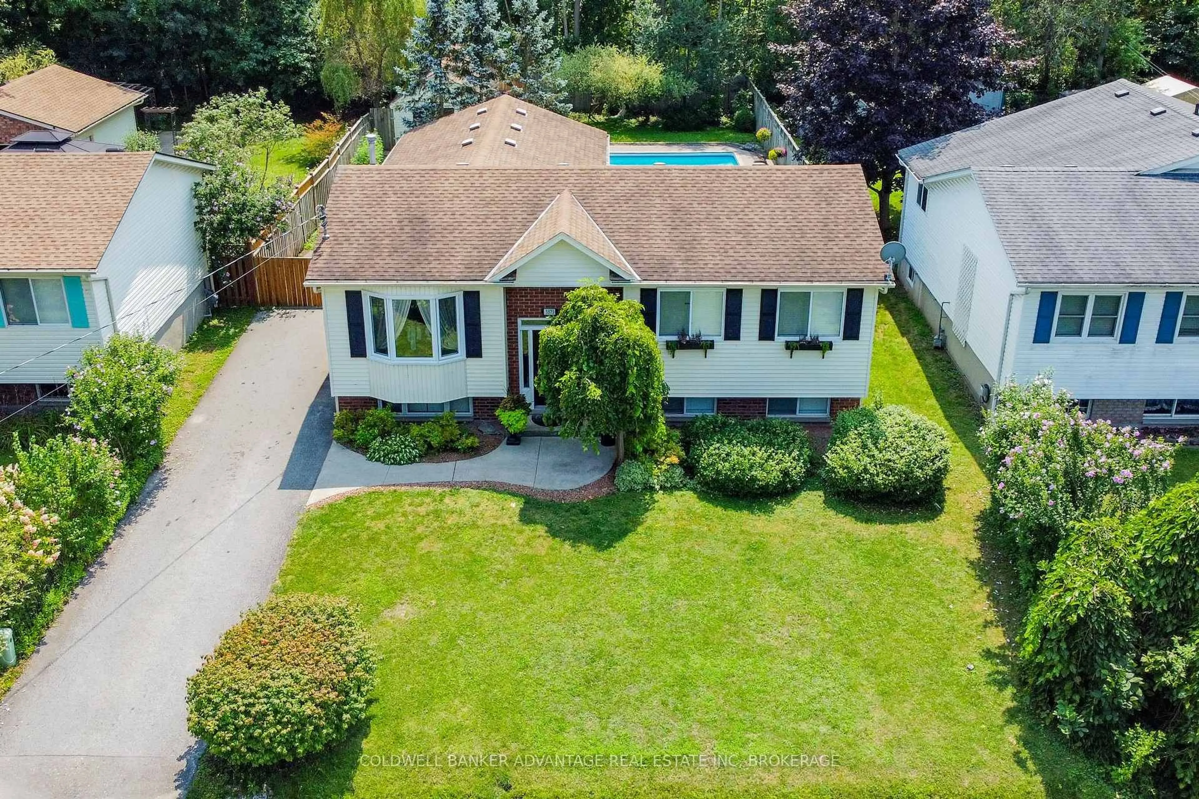 A pic from outside/outdoor area/front of a property/back of a property/a pic from drone, street for 3373 Grove Ave, Fort Erie Ontario L0S 1N0